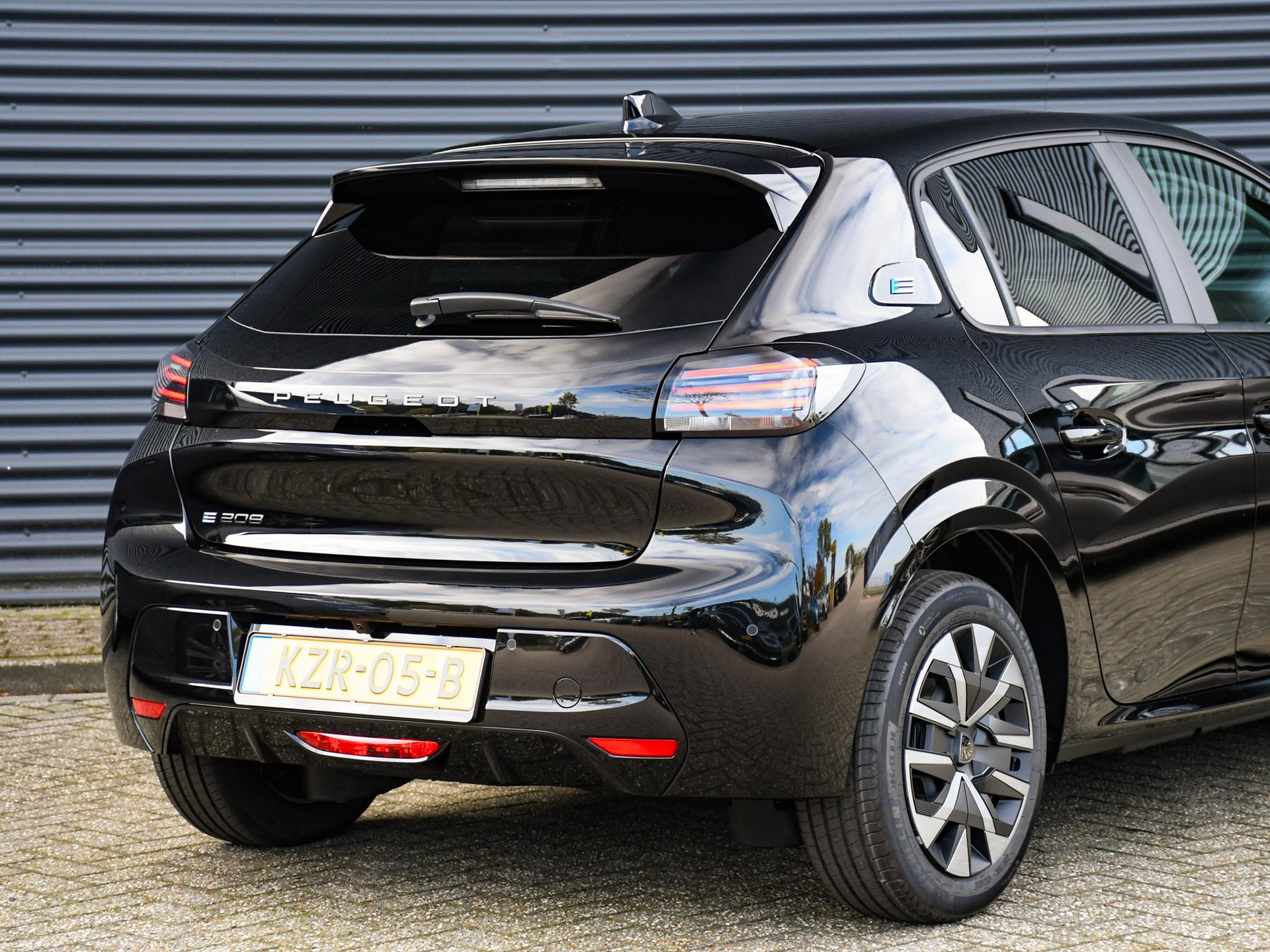 Peugeot e-208