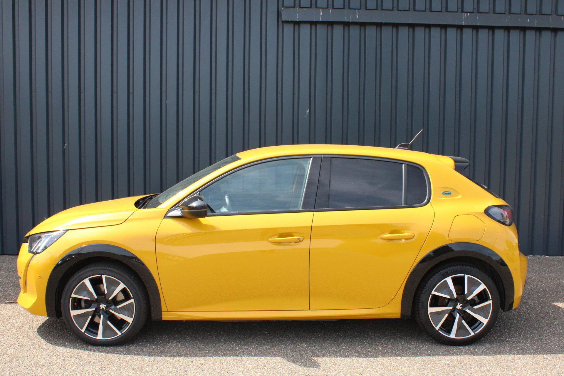 Peugeot e-208