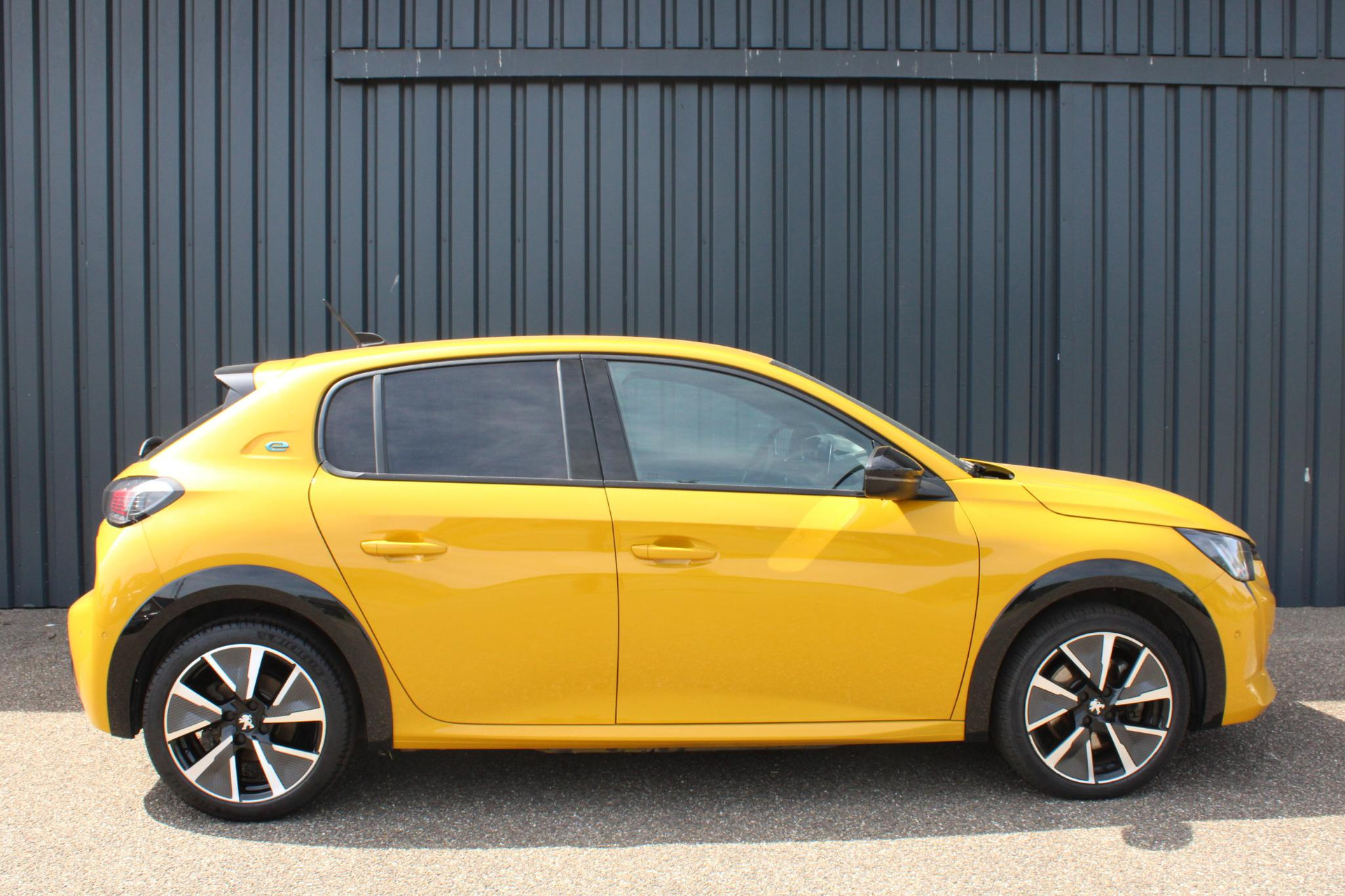 Peugeot e-208