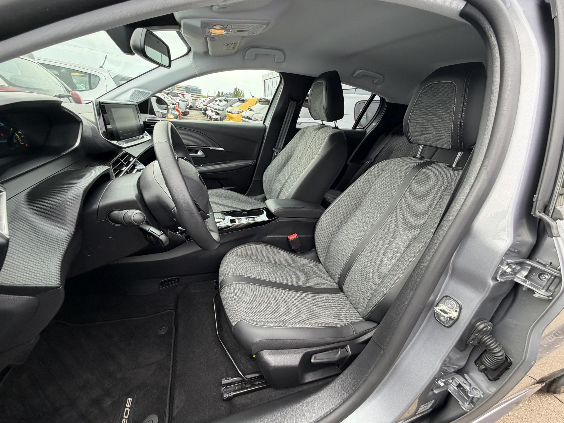 Peugeot e-208