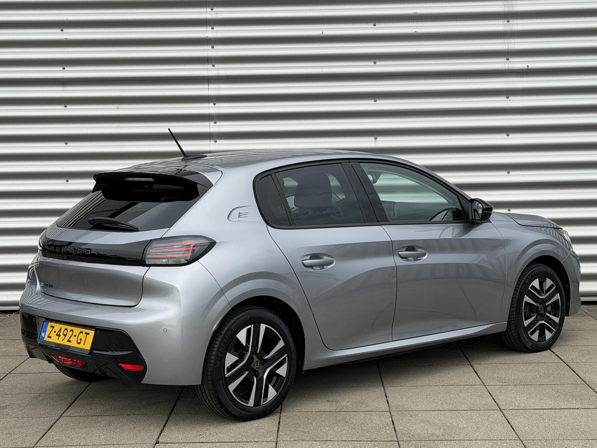 Peugeot e-208