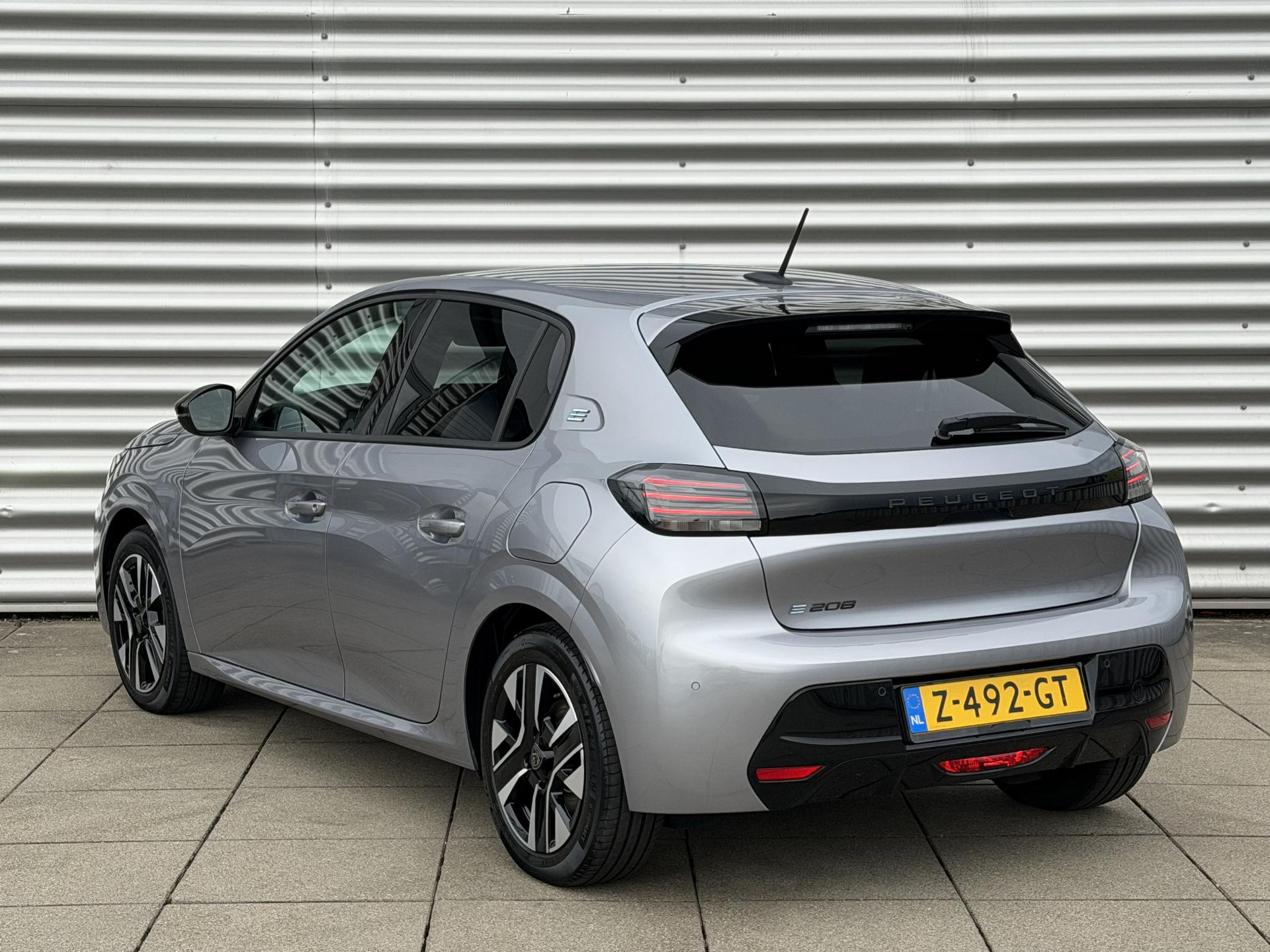Peugeot e-208