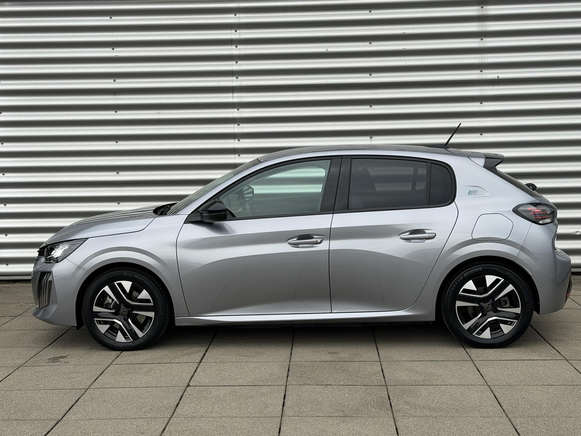 Peugeot e-208