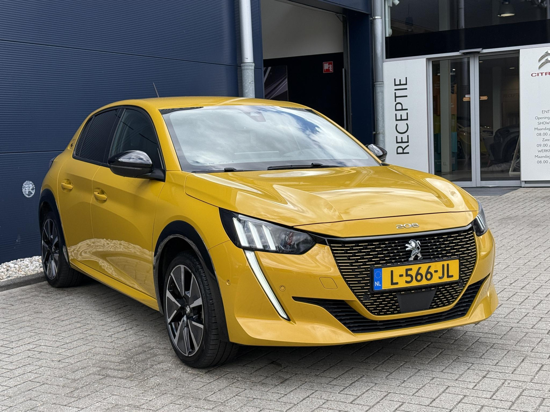 Peugeot e-208