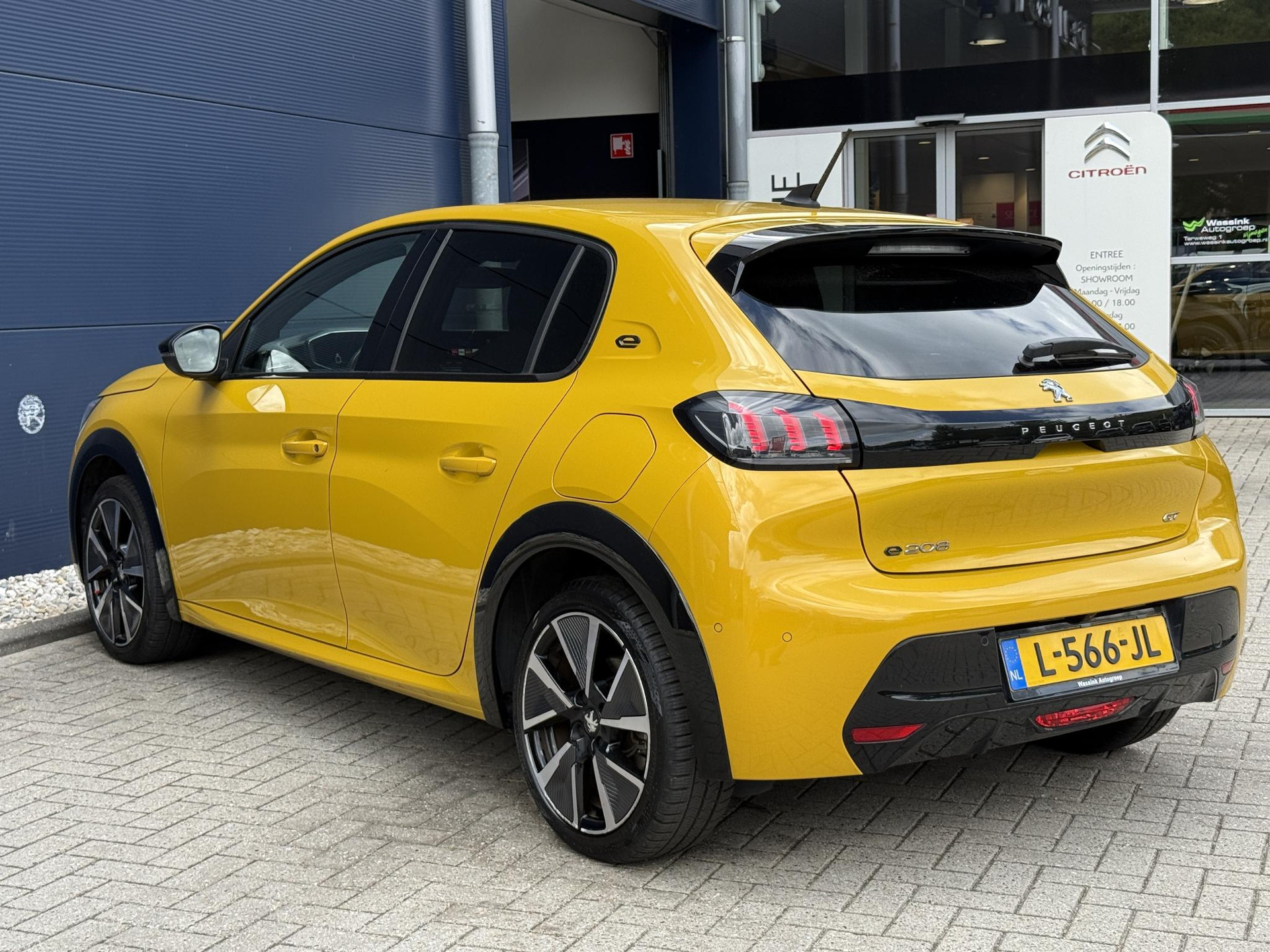 Peugeot e-208