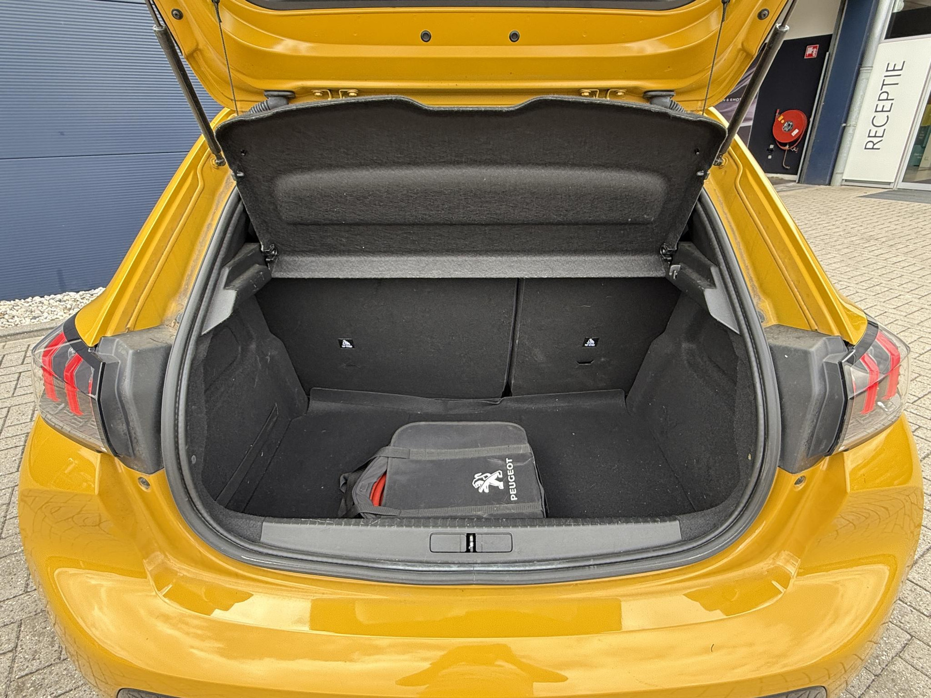 Peugeot e-208