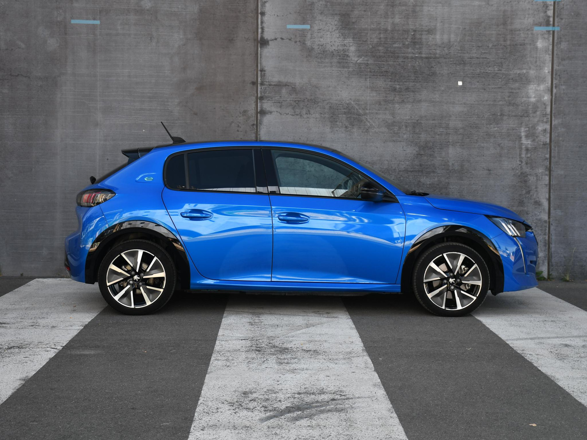 Peugeot e-208