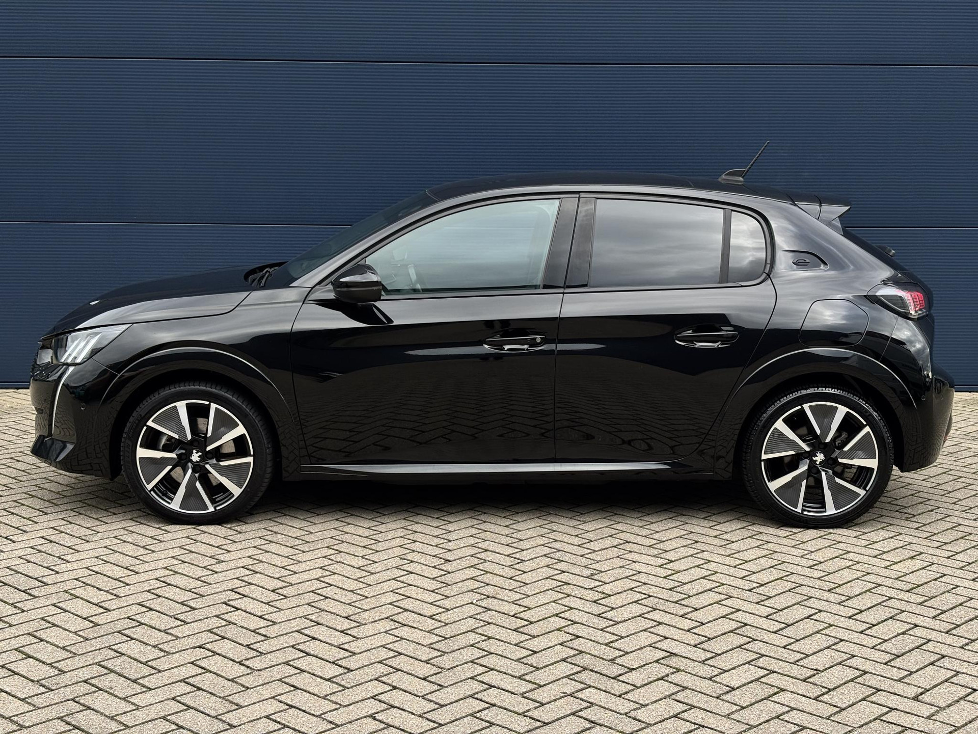 Peugeot e-208