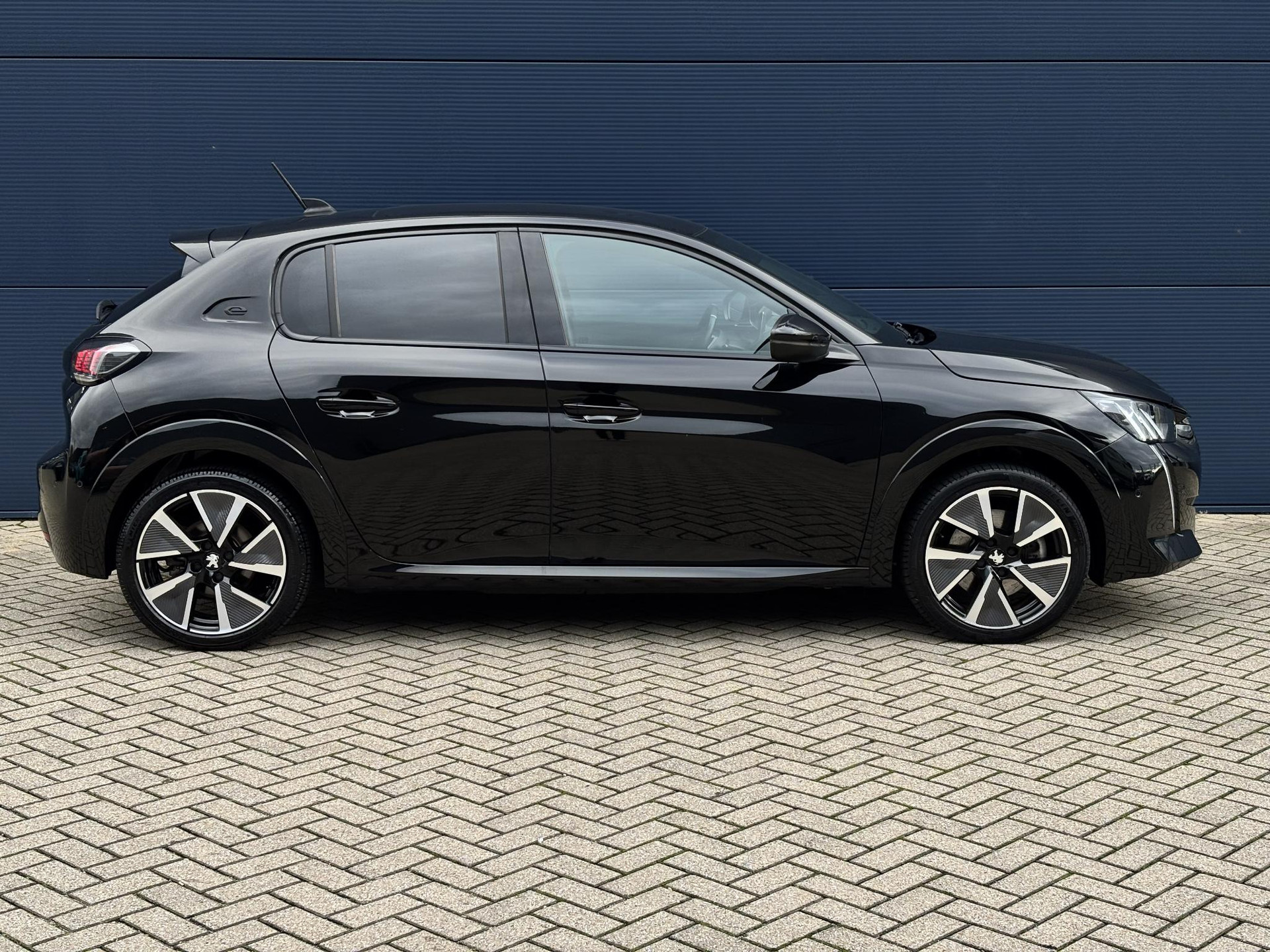 Peugeot e-208
