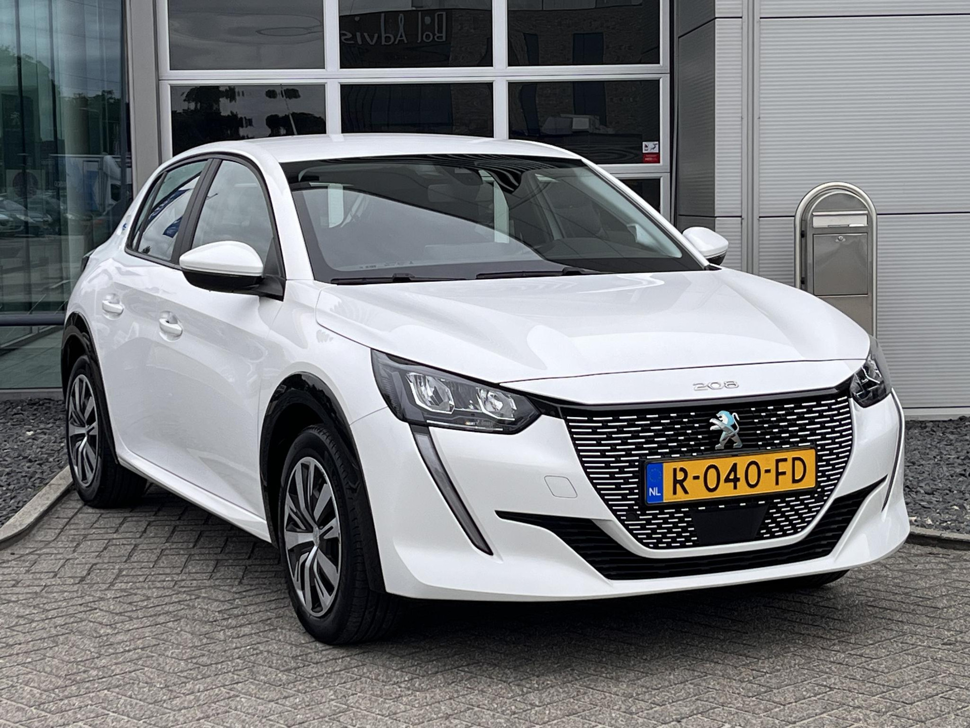 Peugeot e-208