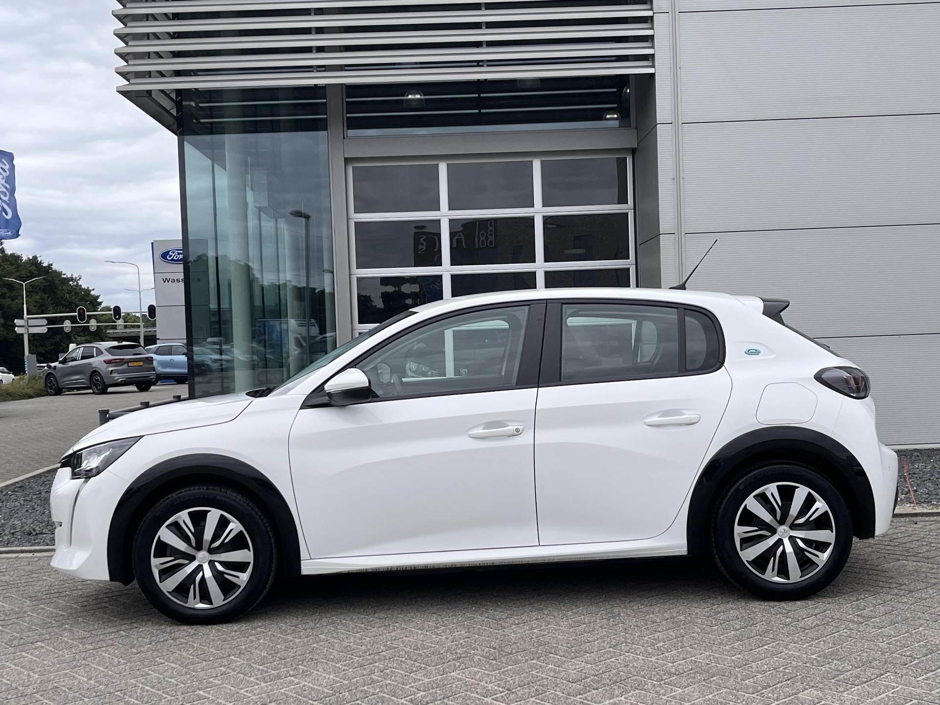 Peugeot e-208