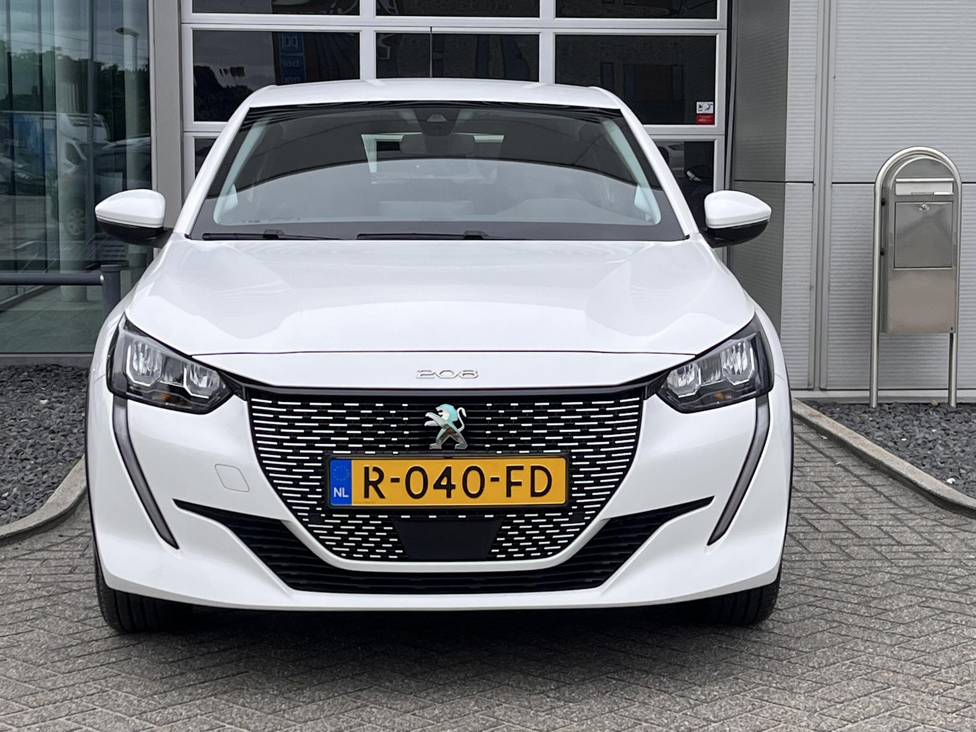 Peugeot e-208