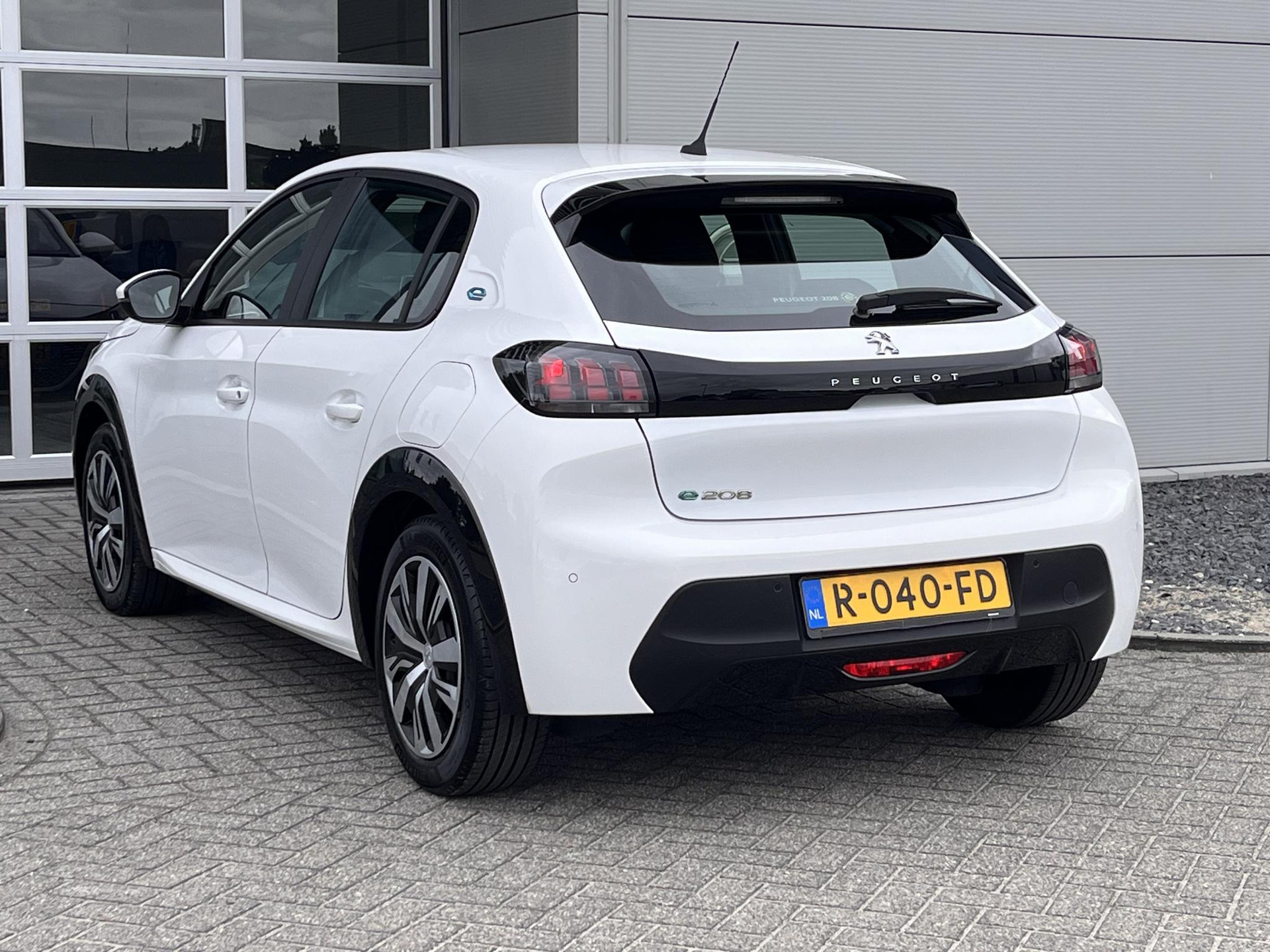 Peugeot e-208