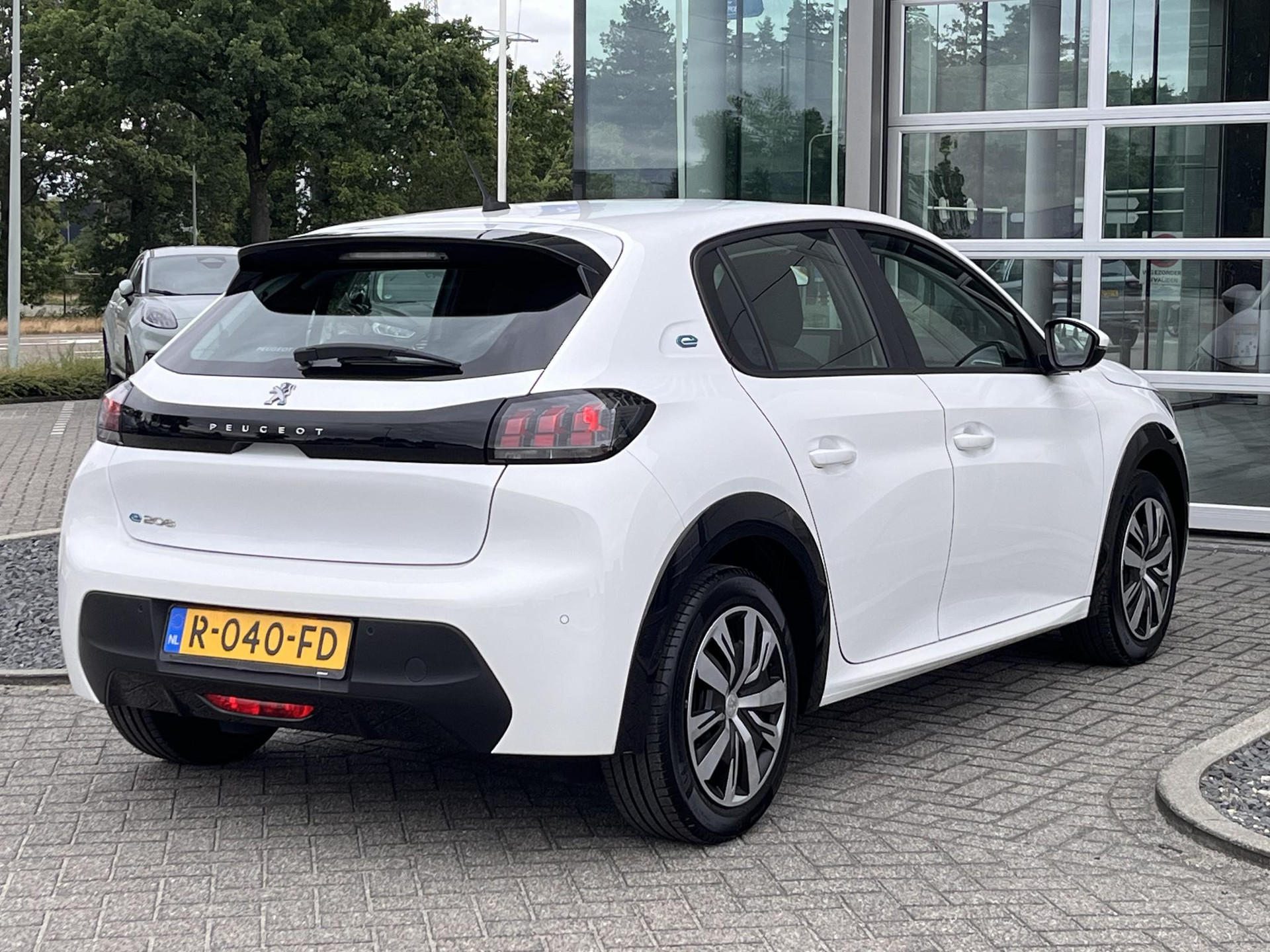 Peugeot e-208