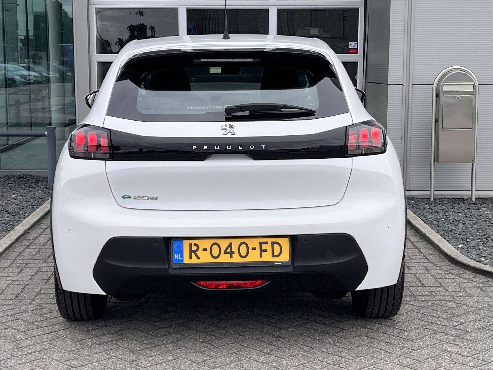 Peugeot e-208