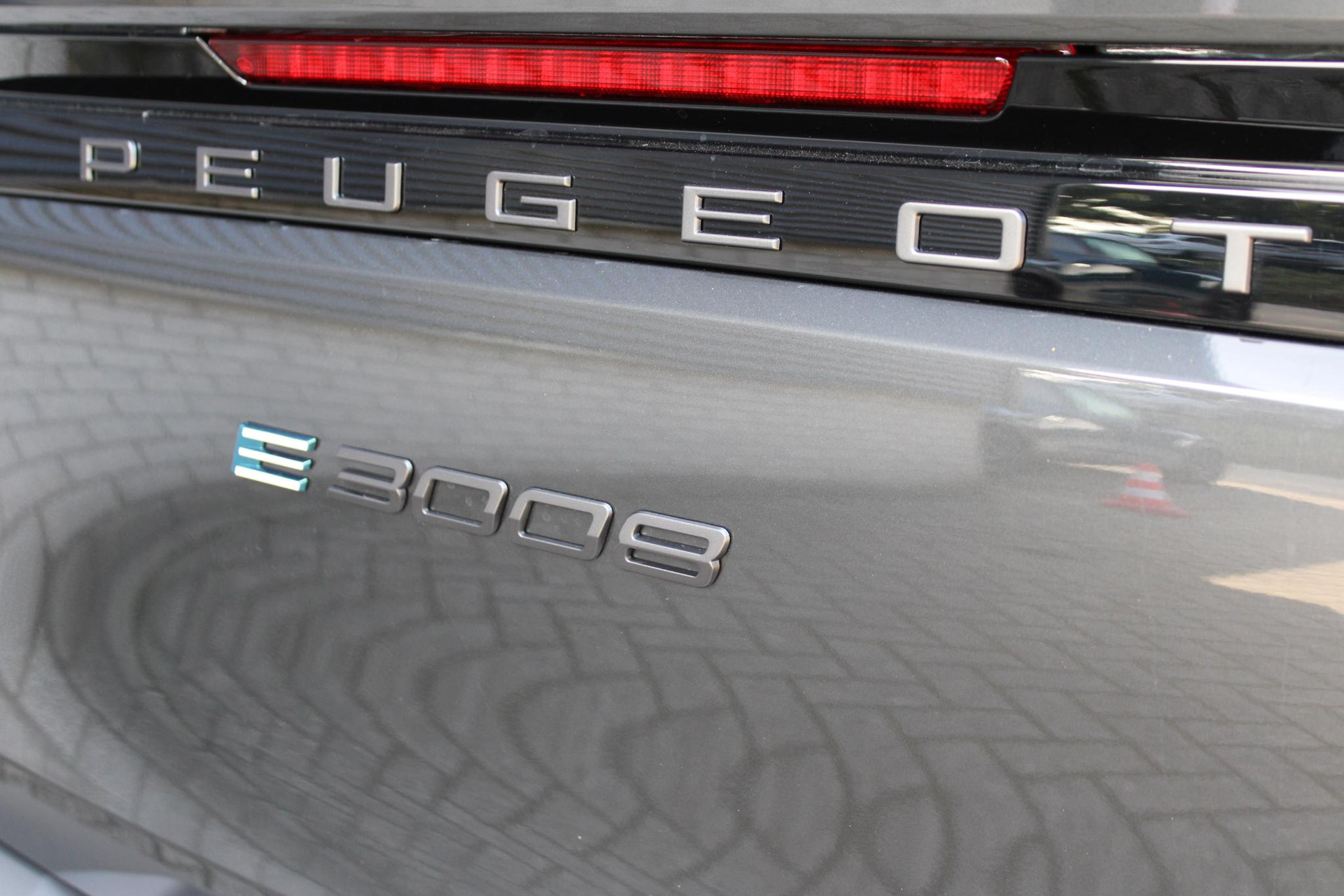 Peugeot e-3008