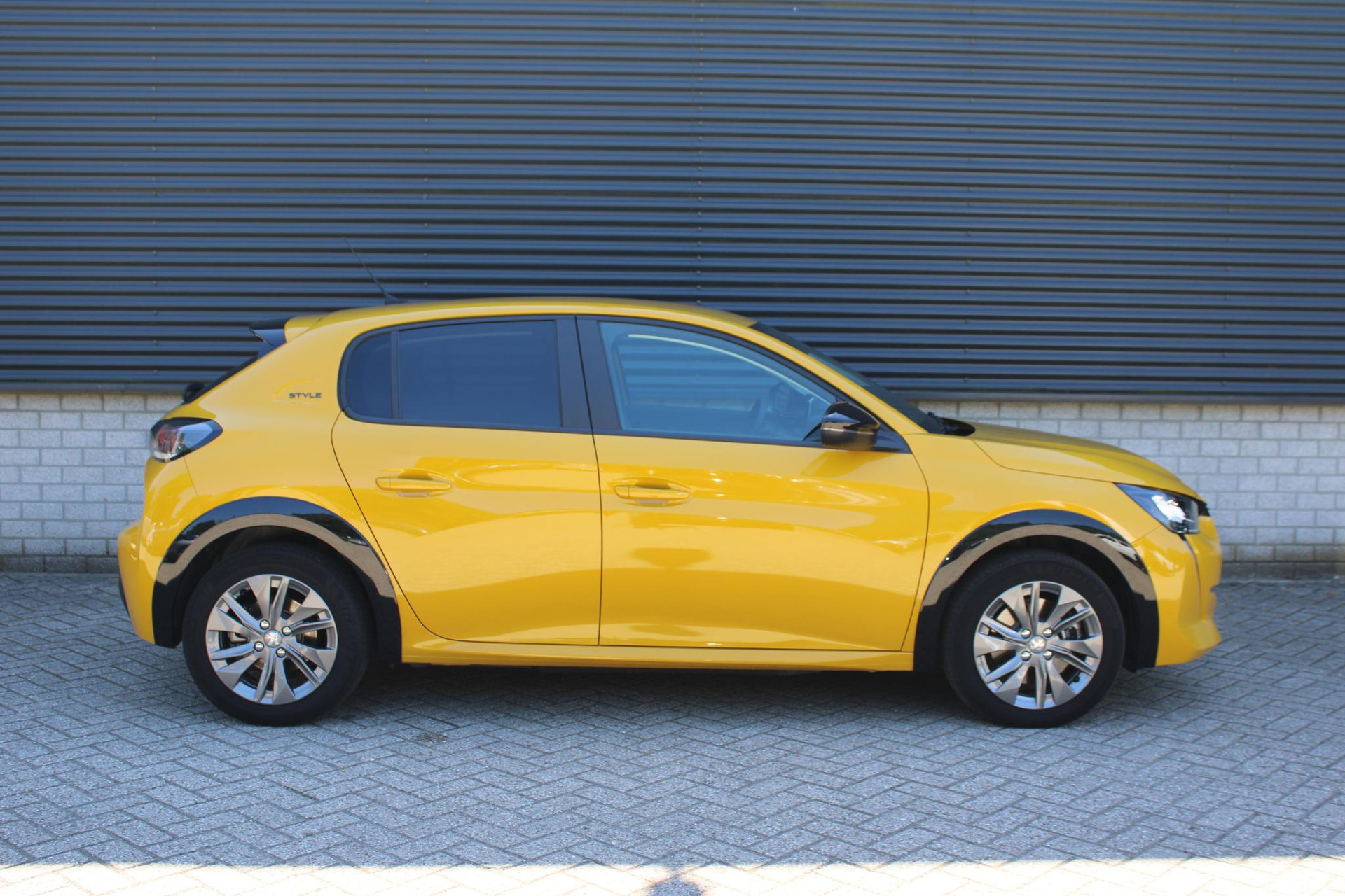 Peugeot e-208