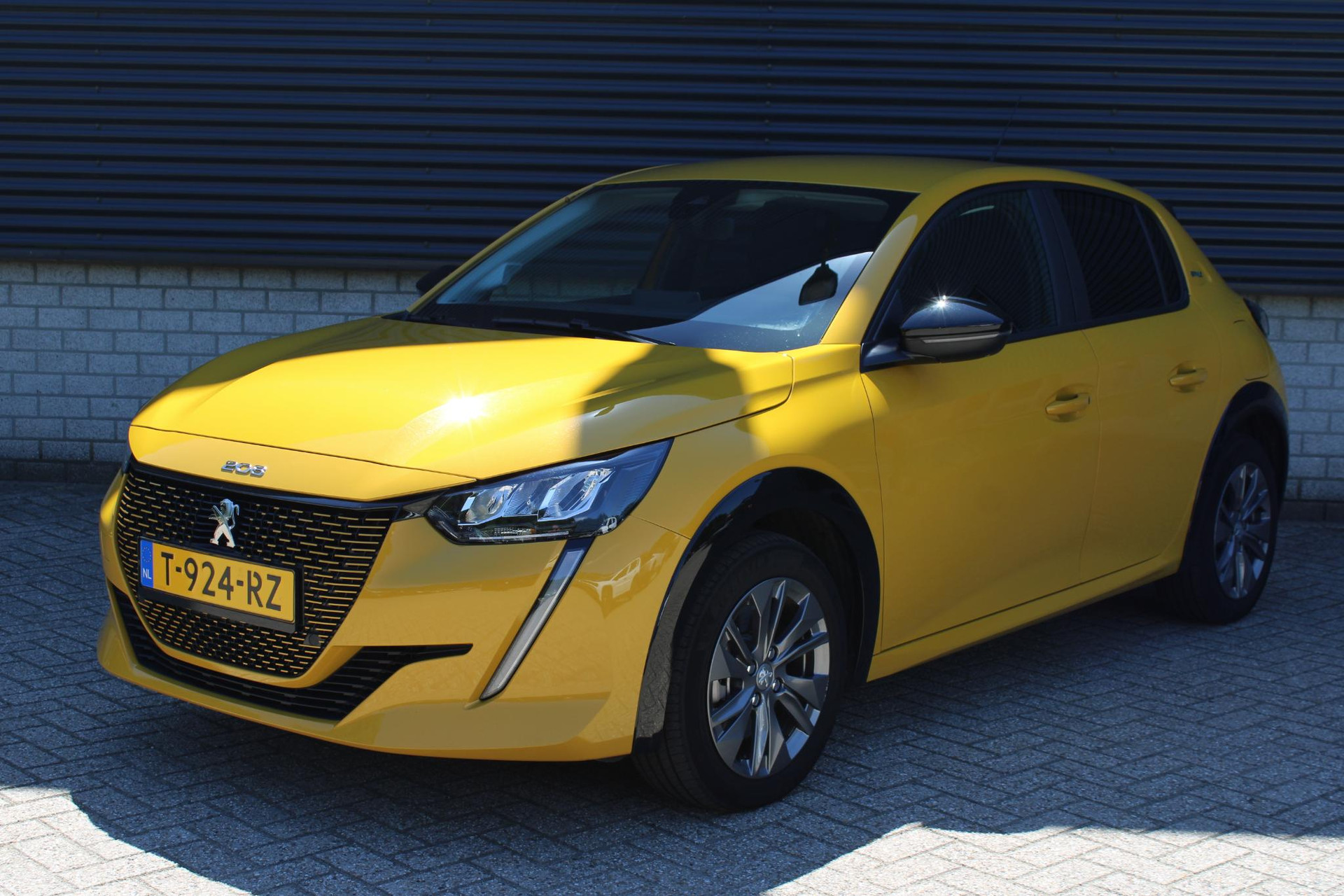 Peugeot e-208
