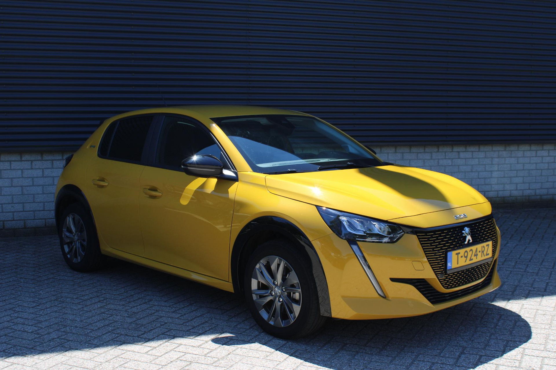Peugeot e-208