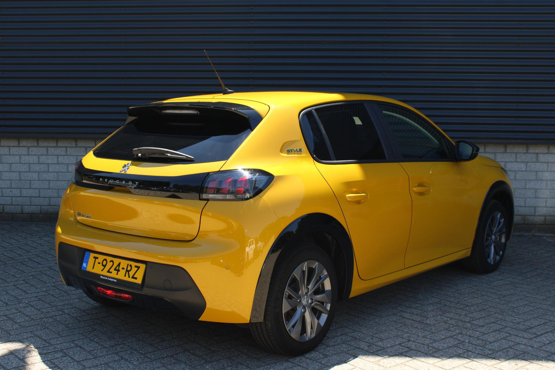 Peugeot e-208