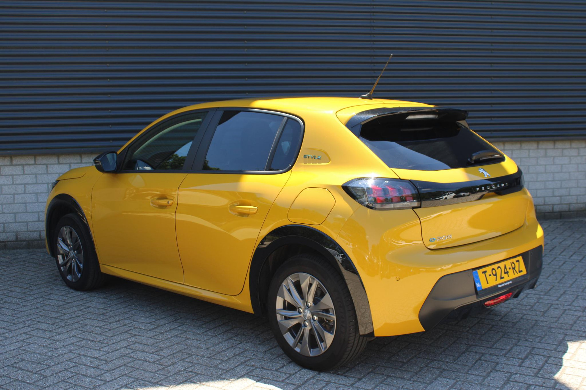 Peugeot e-208