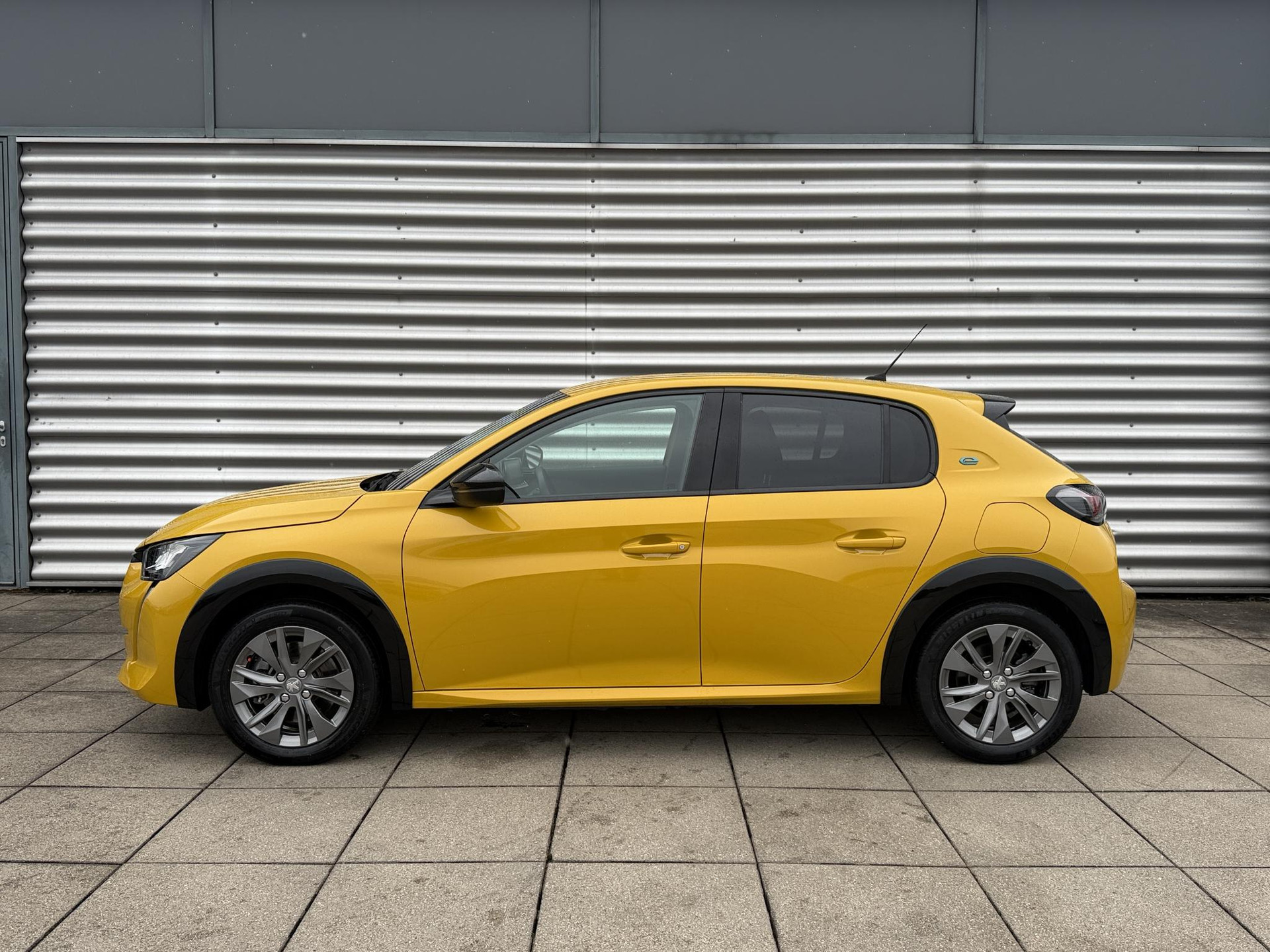 Peugeot e-208