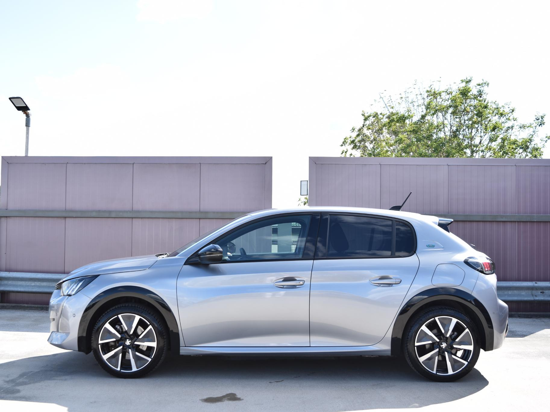 Peugeot e-208