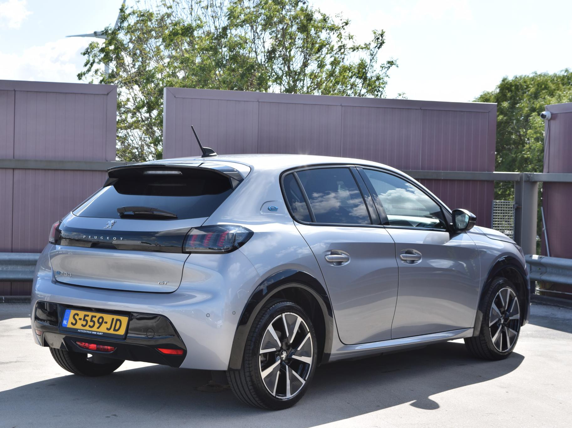 Peugeot e-208