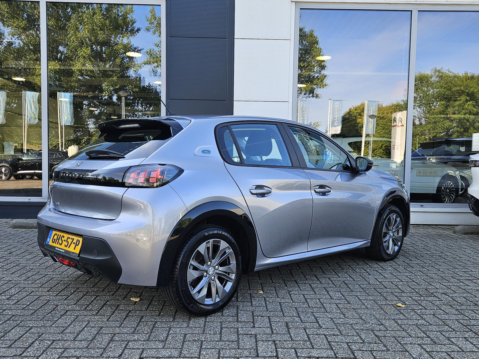 Peugeot e-208