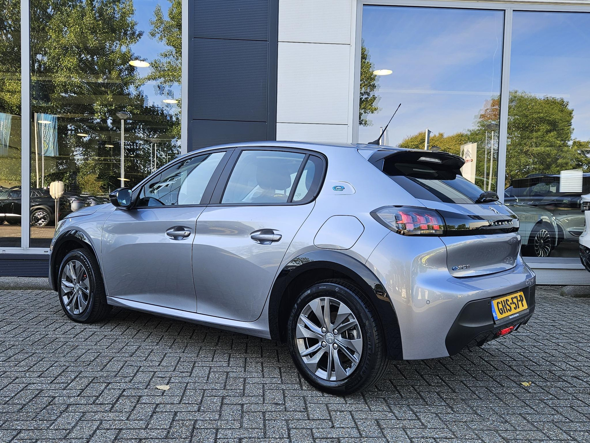 Peugeot e-208