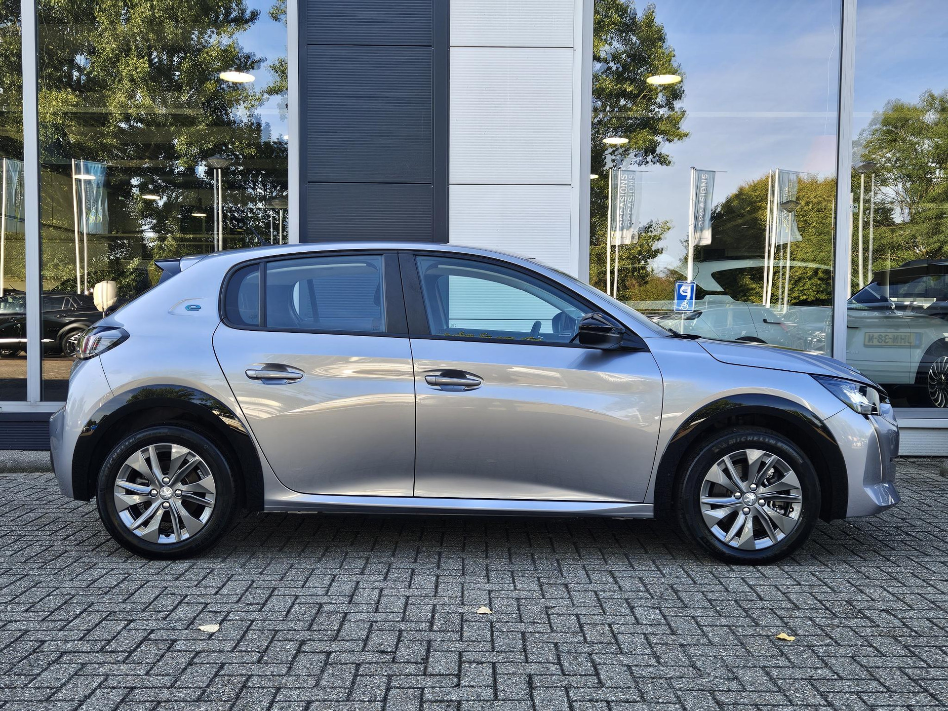 Peugeot e-208