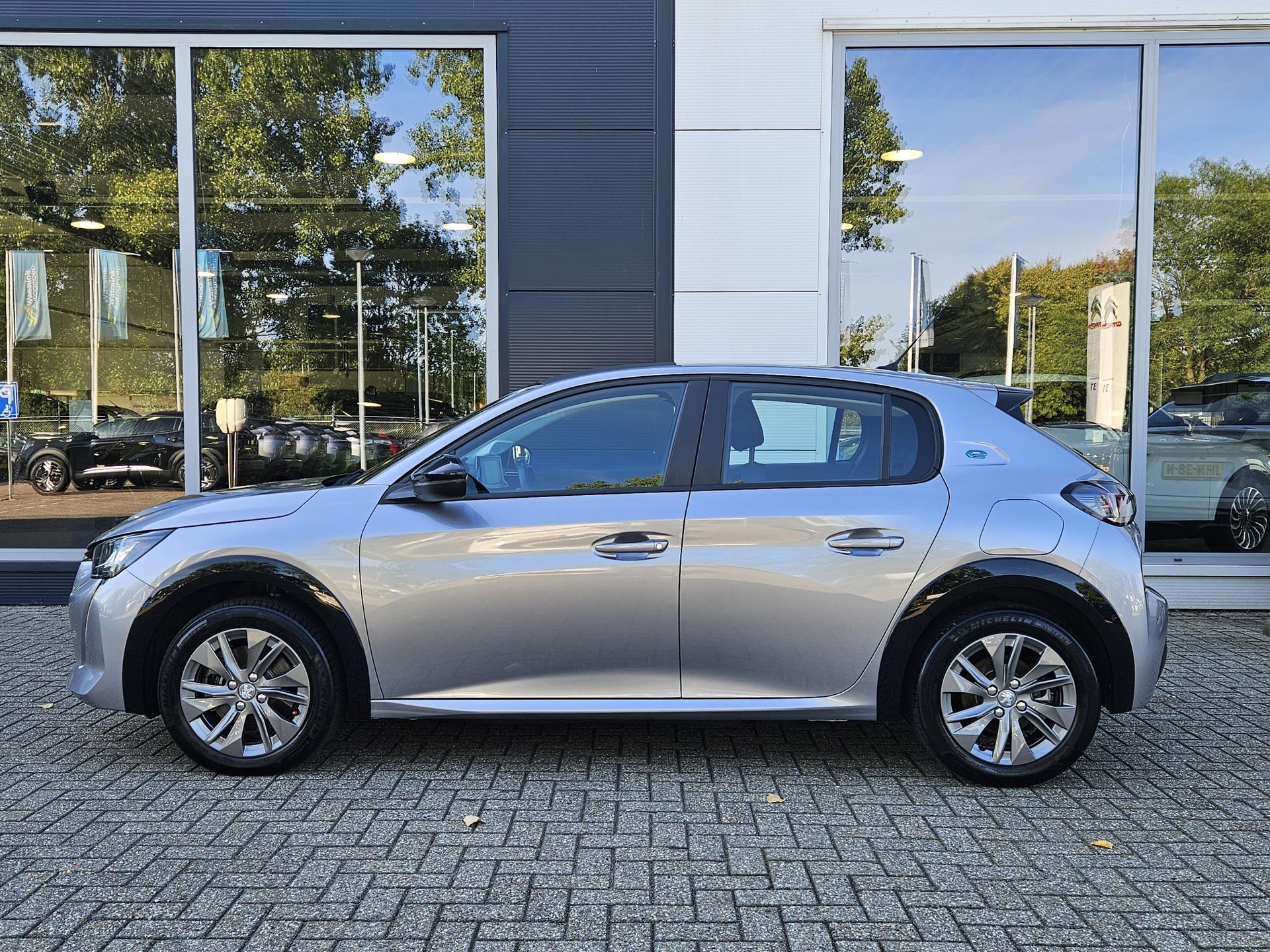 Peugeot e-208