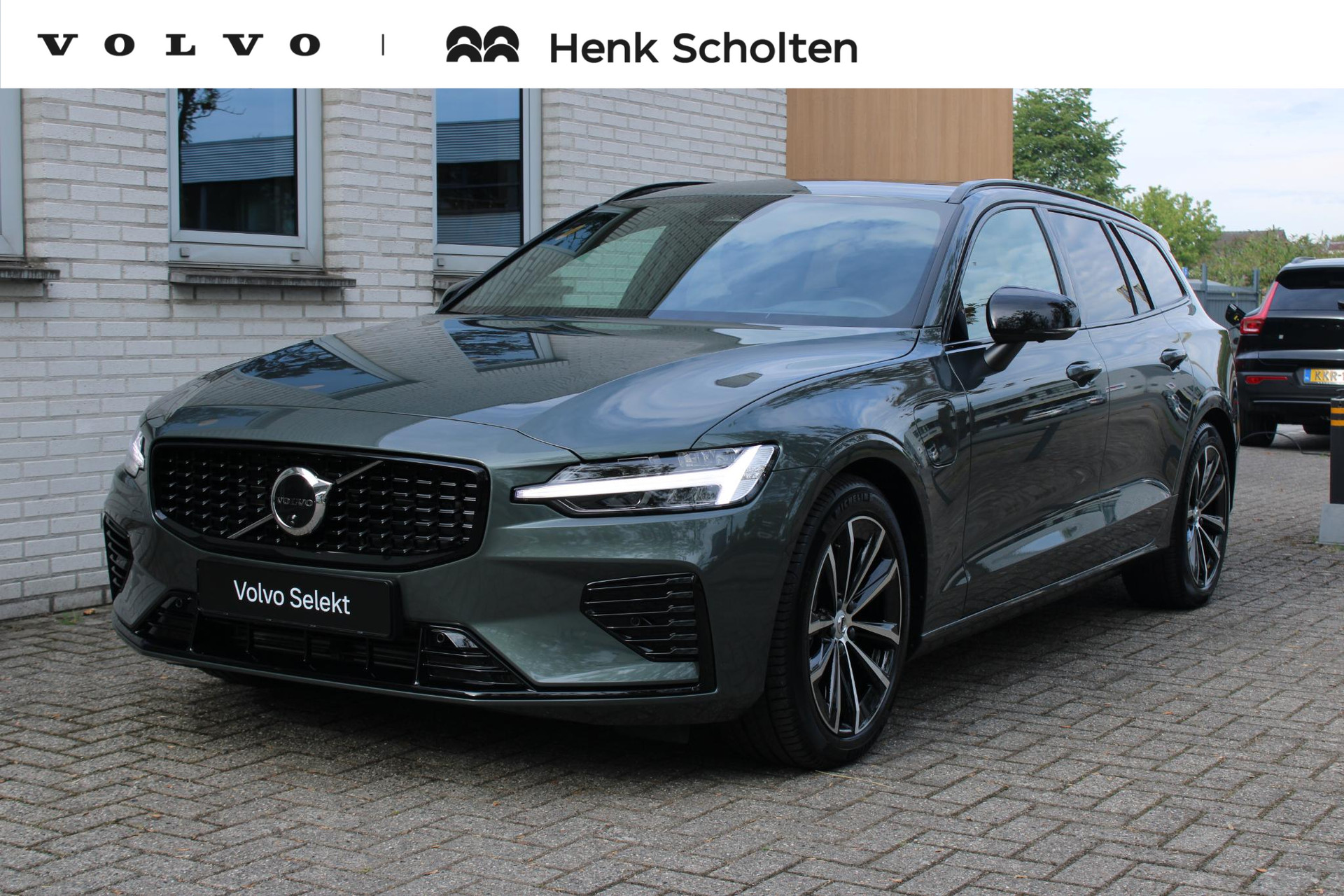 Volvo V60 T8 Plug-in hybrid AWD Plus Dark 2026, photo 1