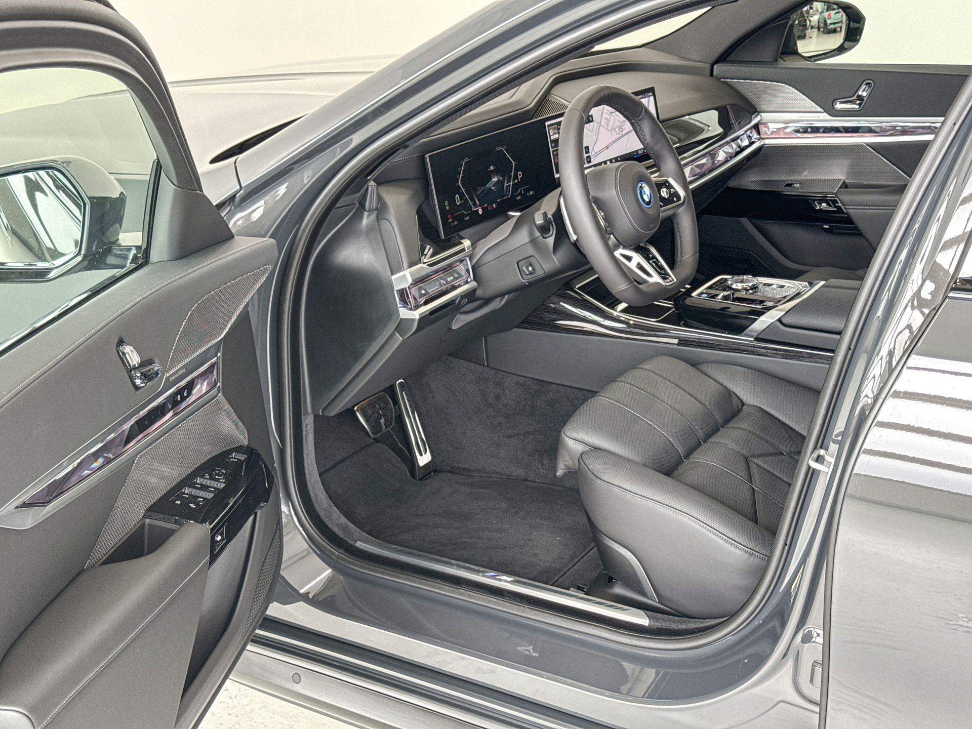 BMW i7