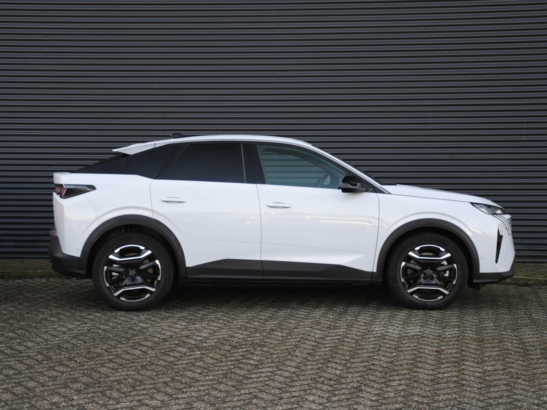 Peugeot e-3008