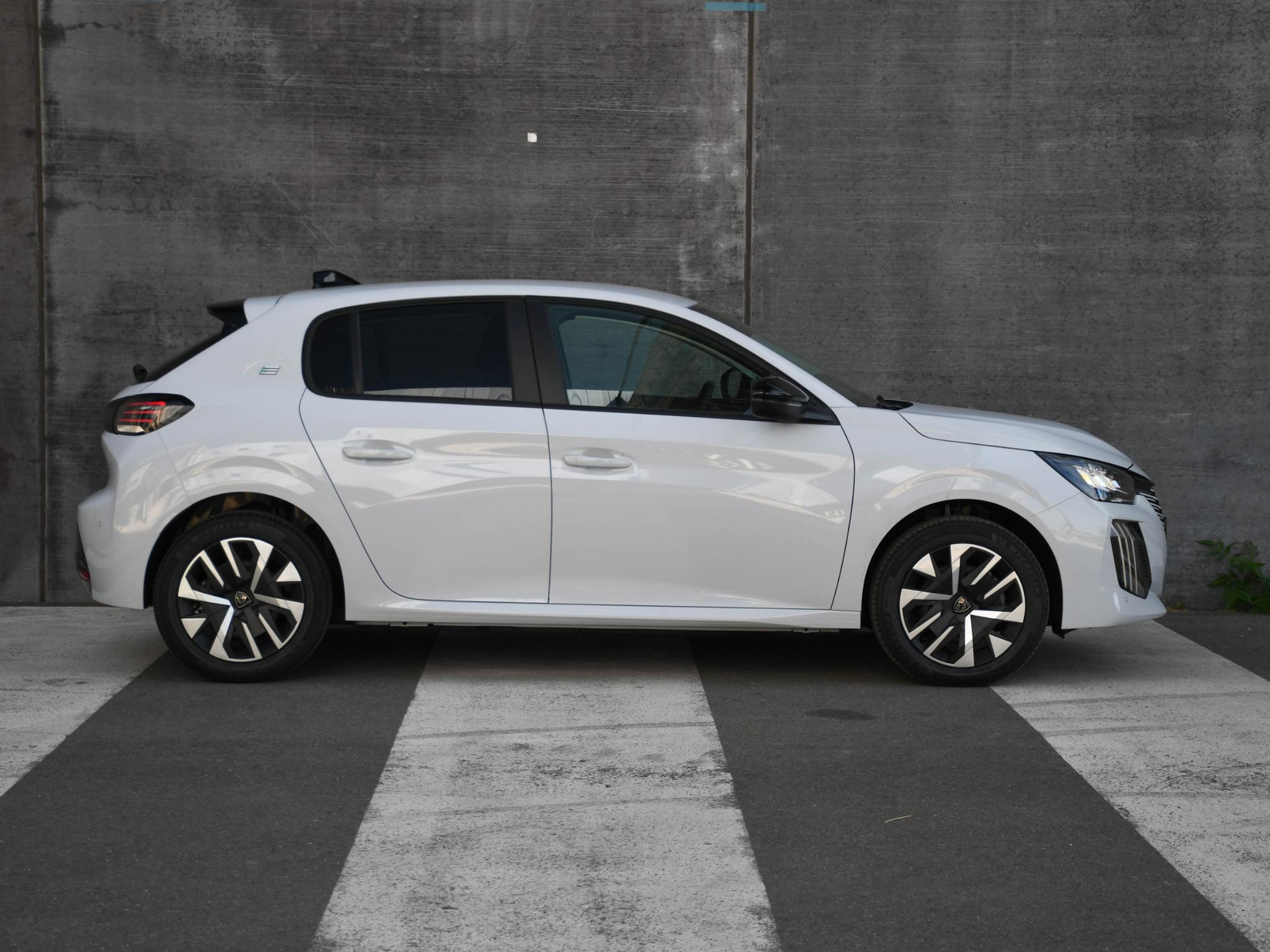 Peugeot e-208