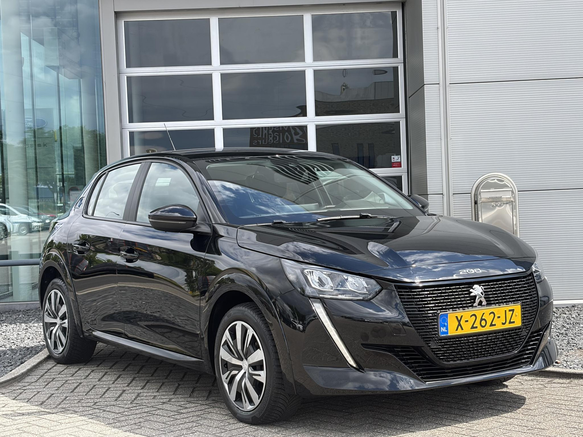 Peugeot e-208