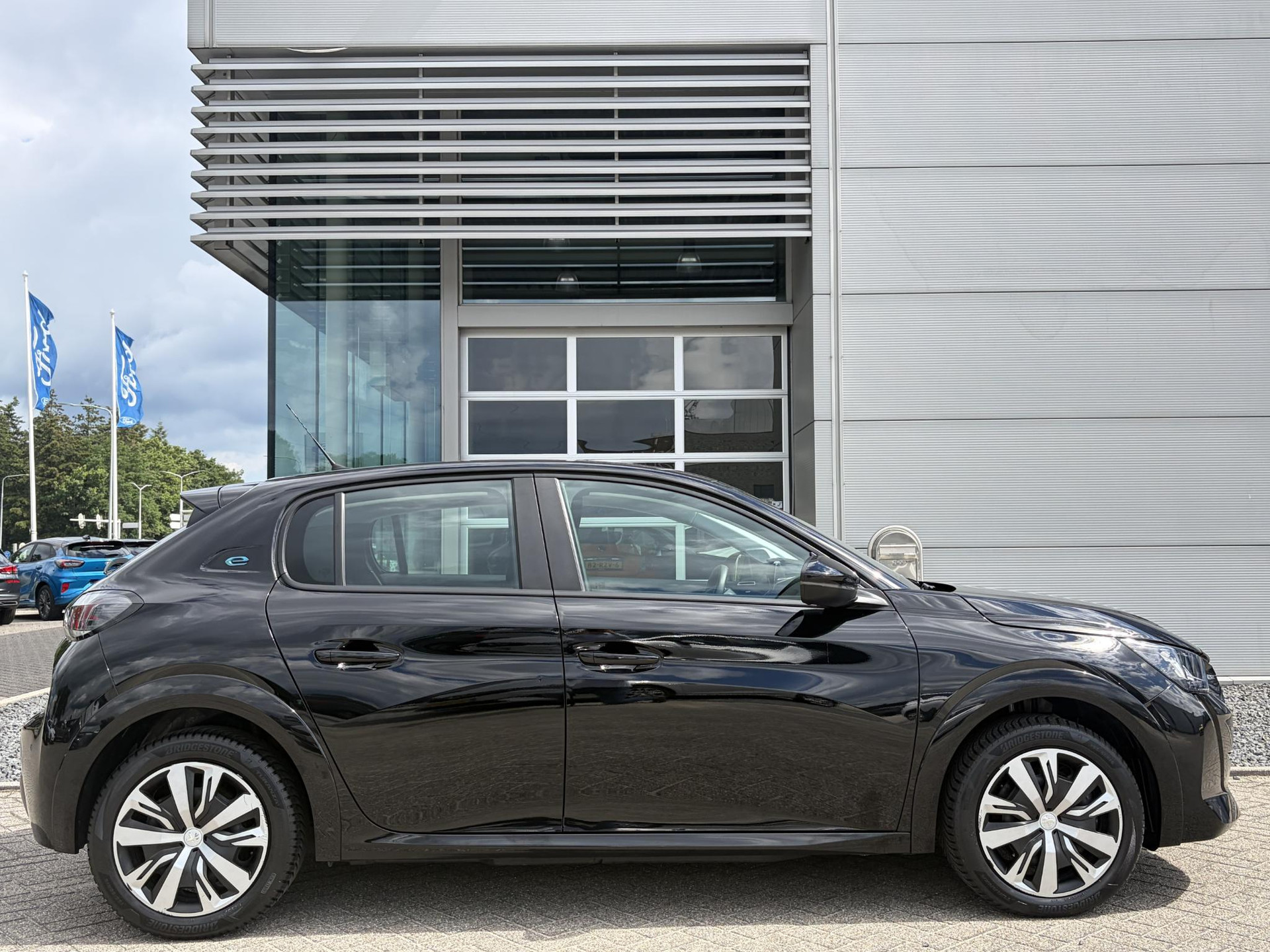 Peugeot e-208