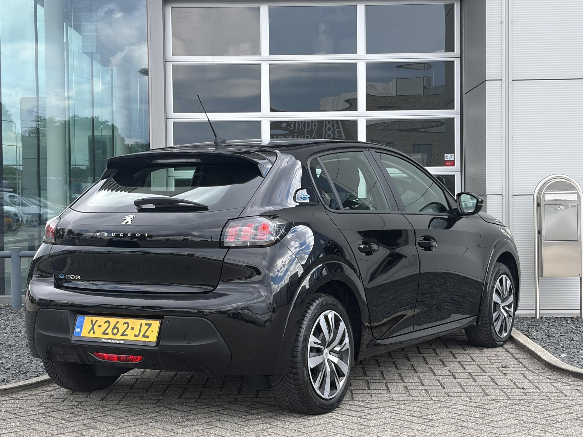 Peugeot e-208