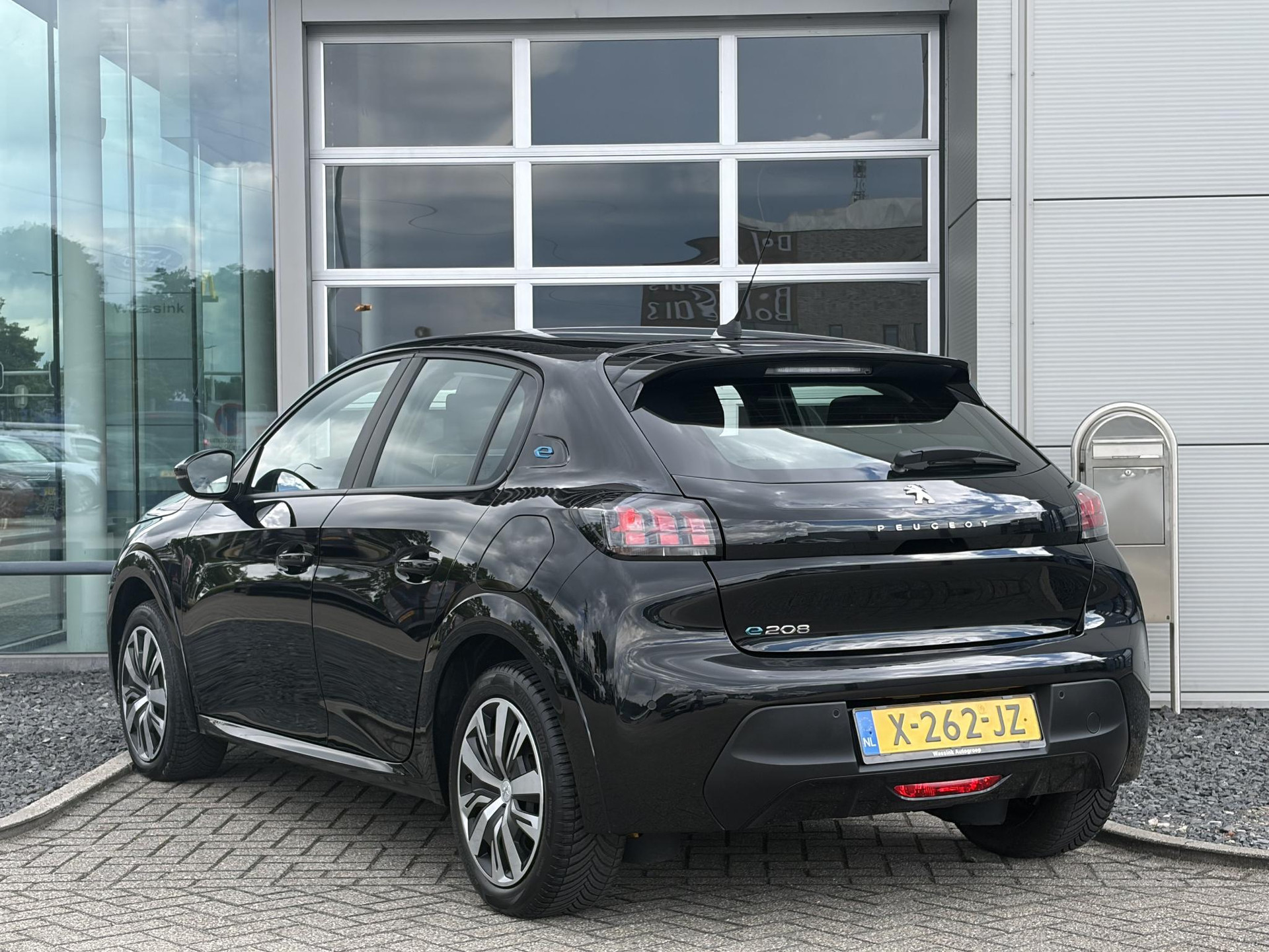 Peugeot e-208