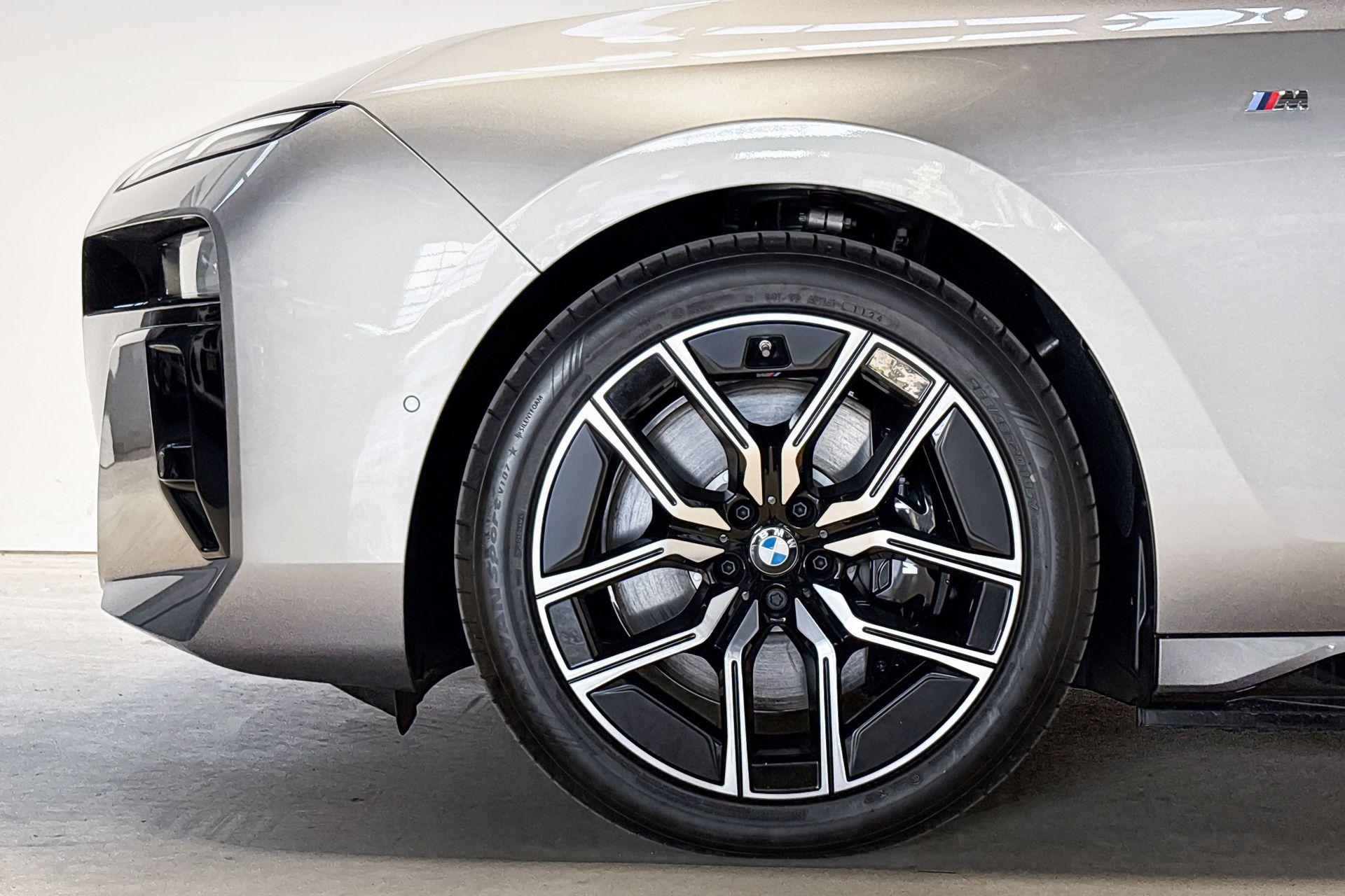 BMW i7