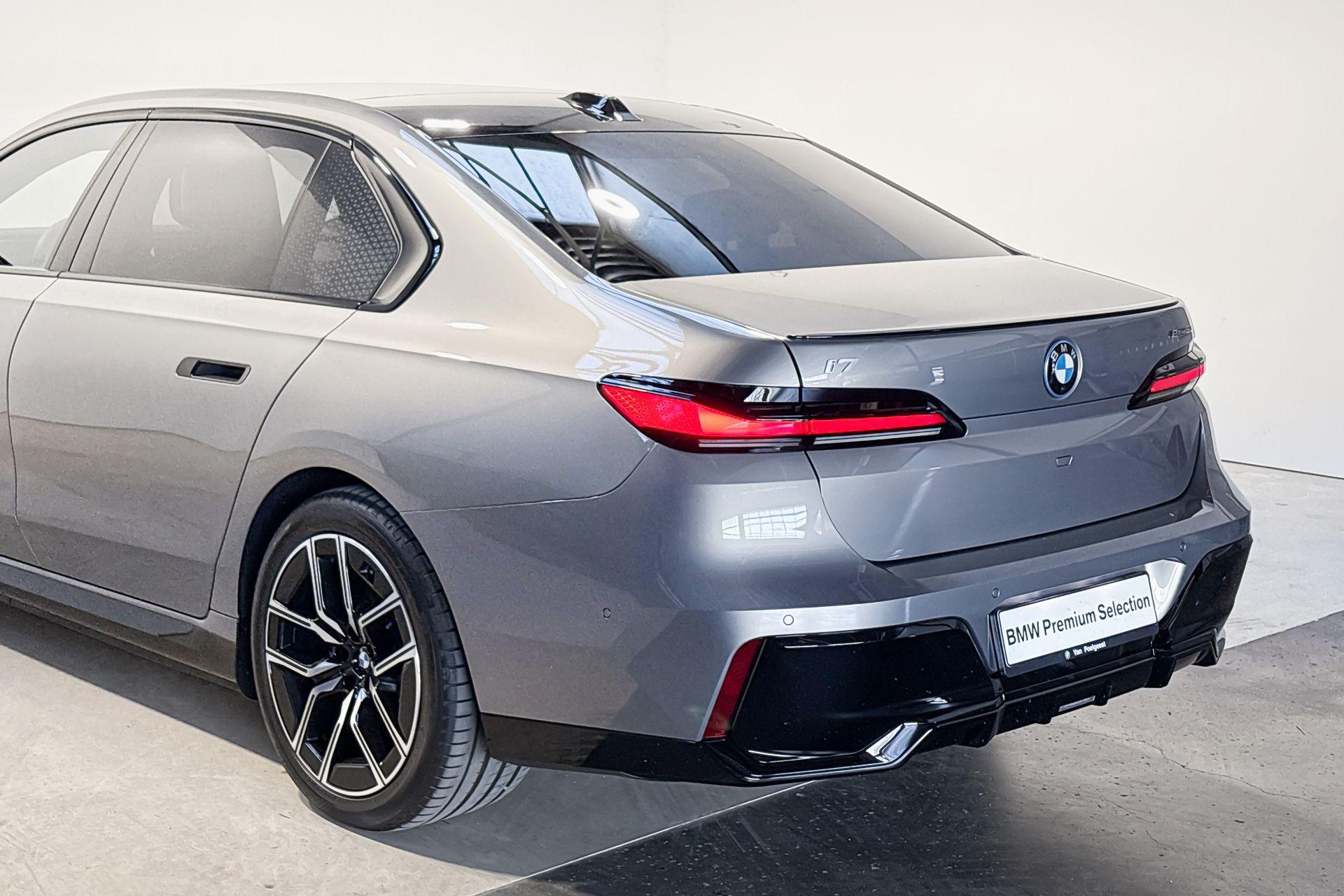 BMW i7