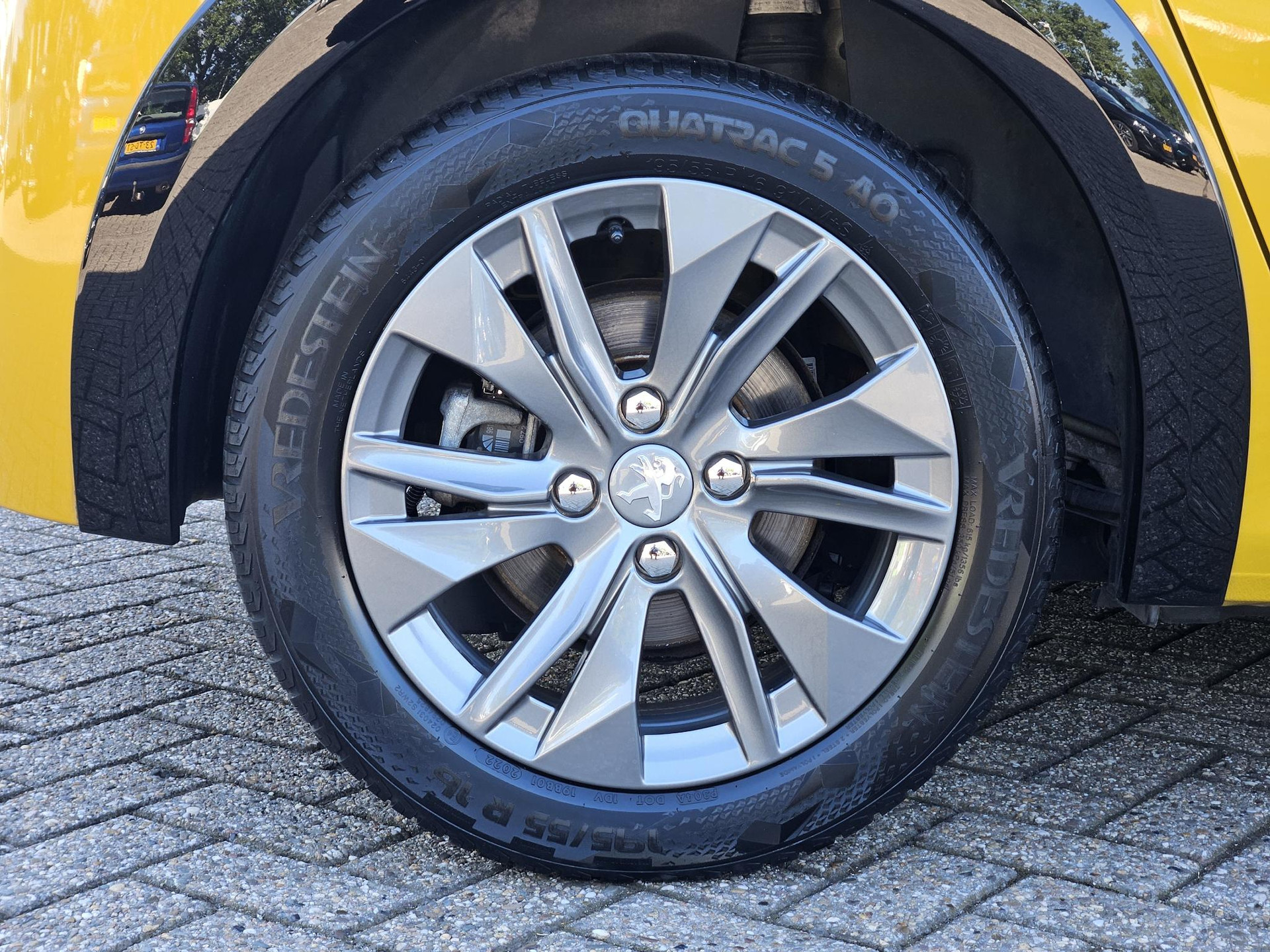 Peugeot e-208
