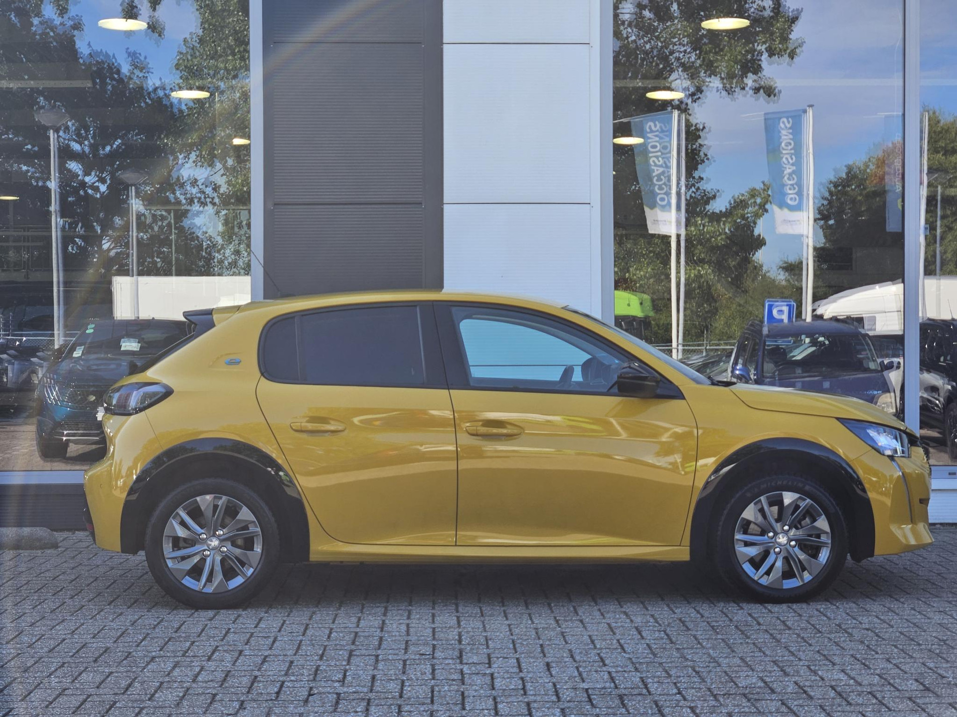 Peugeot e-208