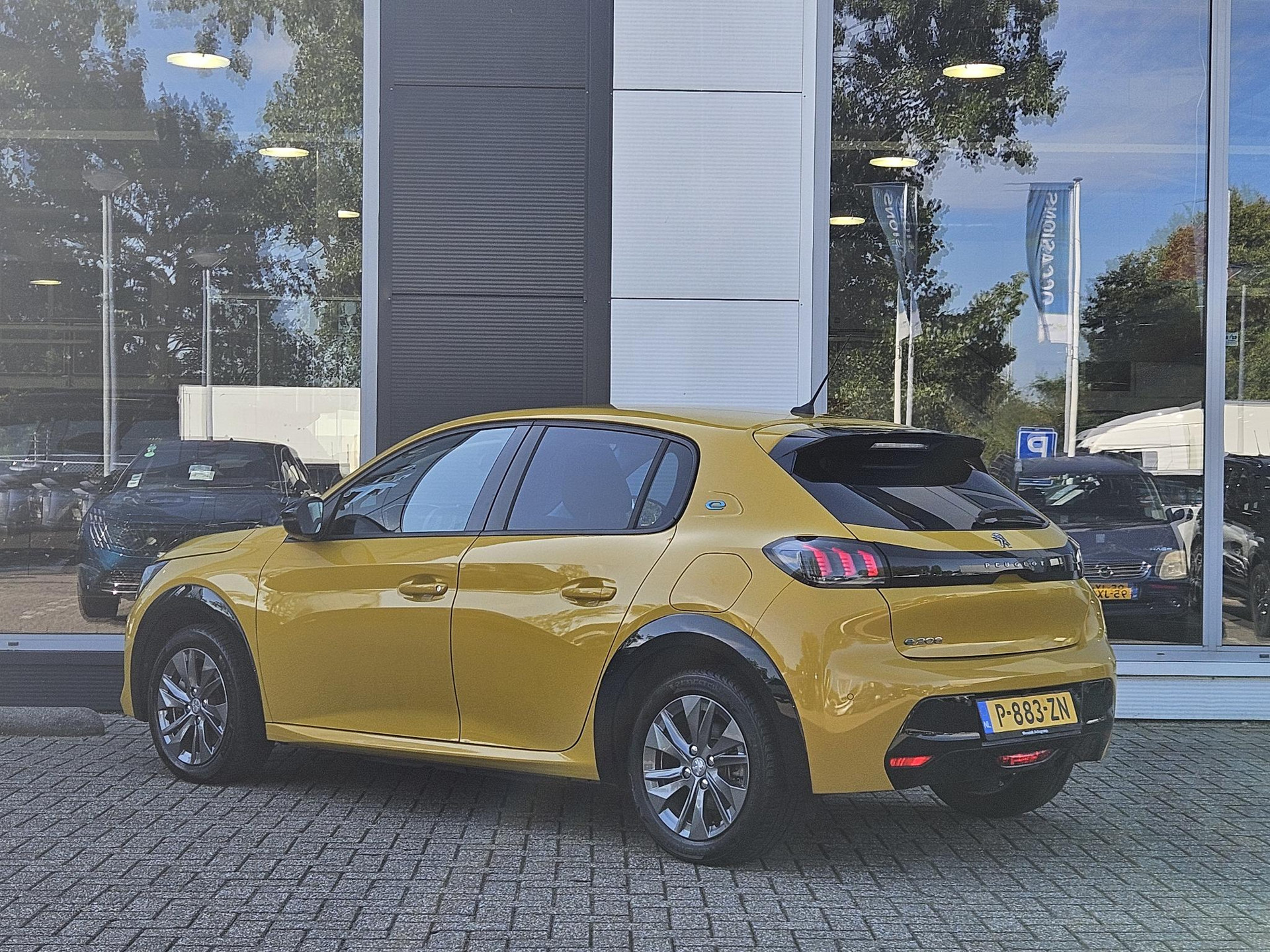 Peugeot e-208
