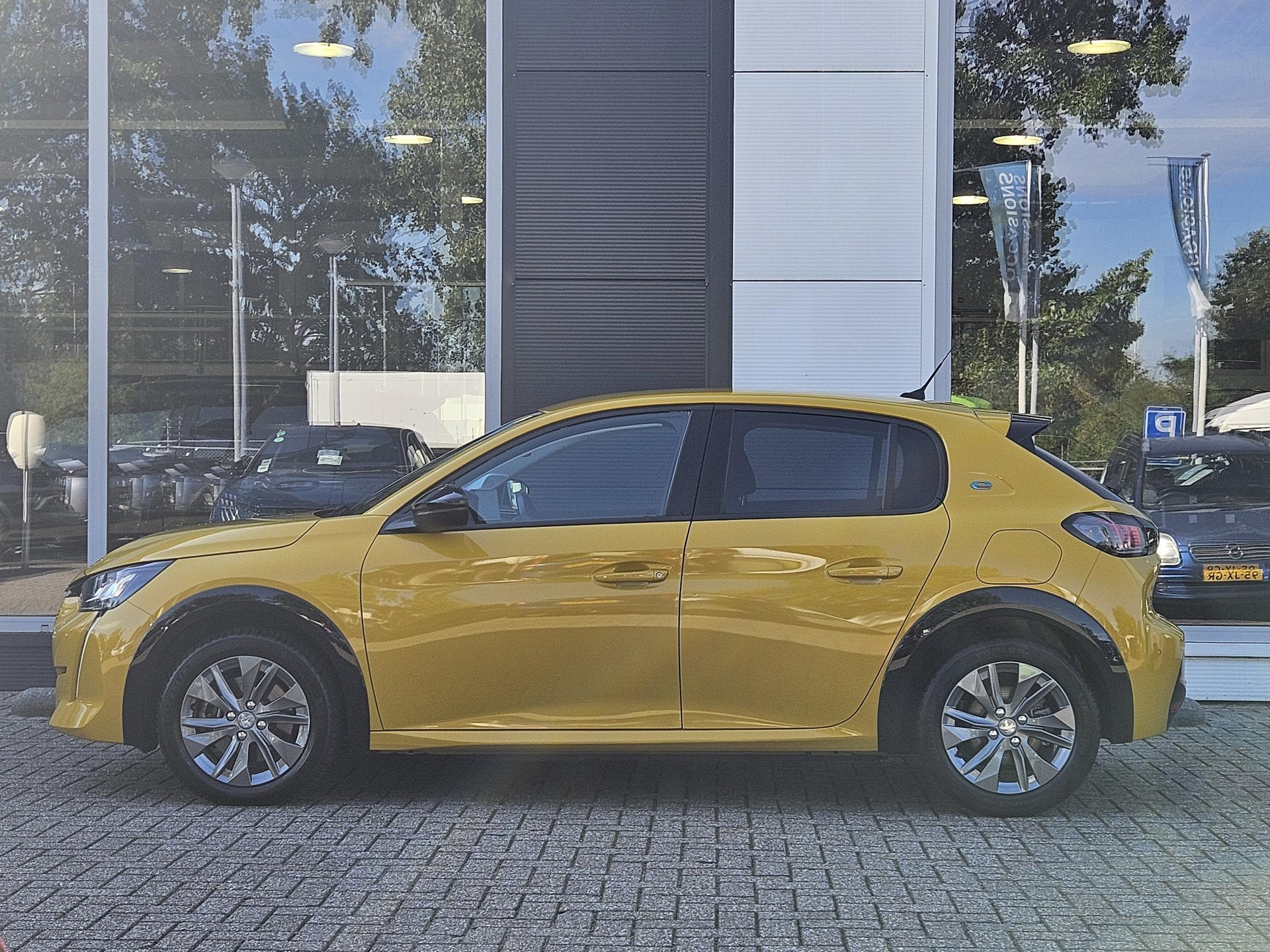 Peugeot e-208
