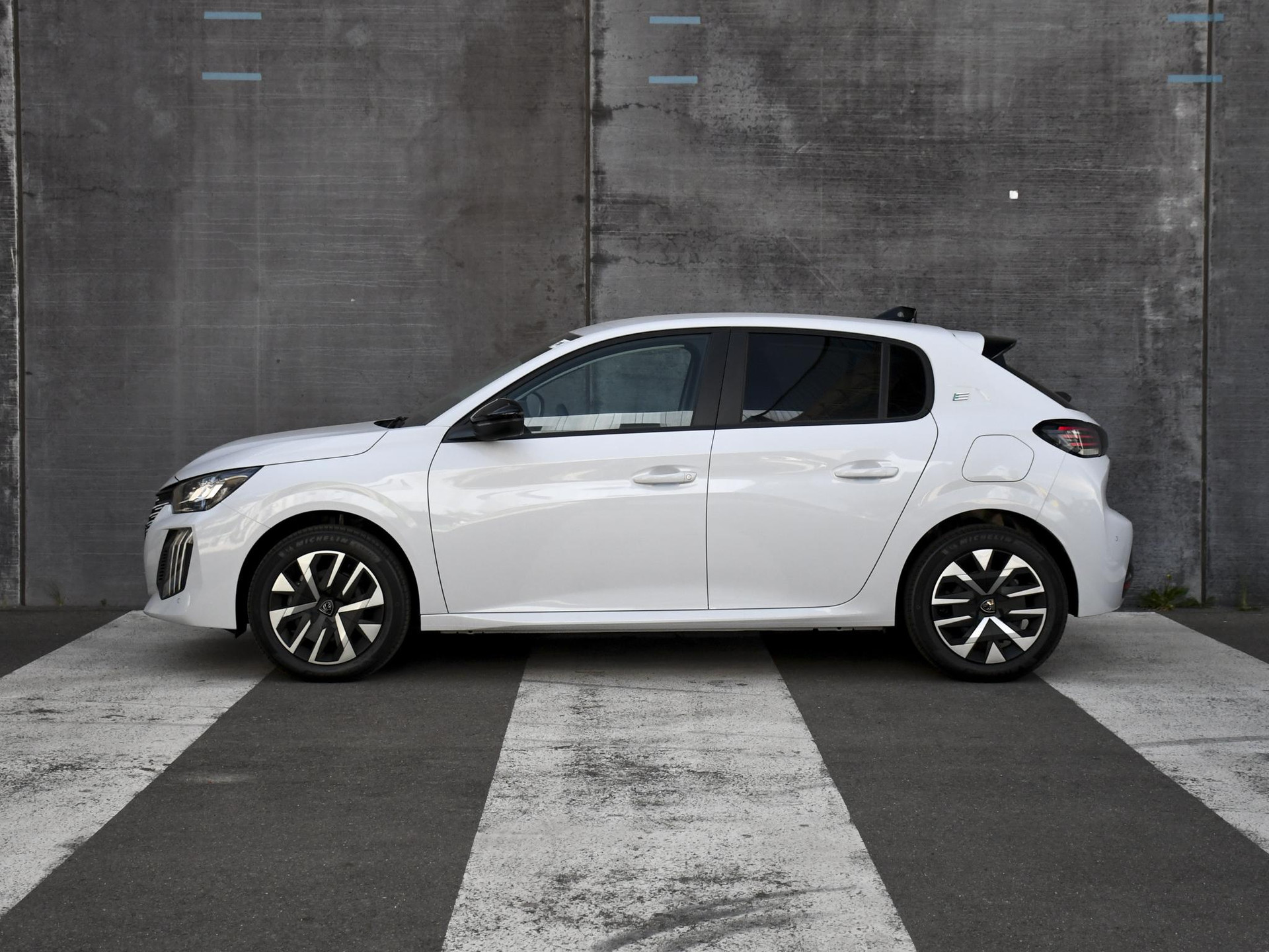 Peugeot e-208