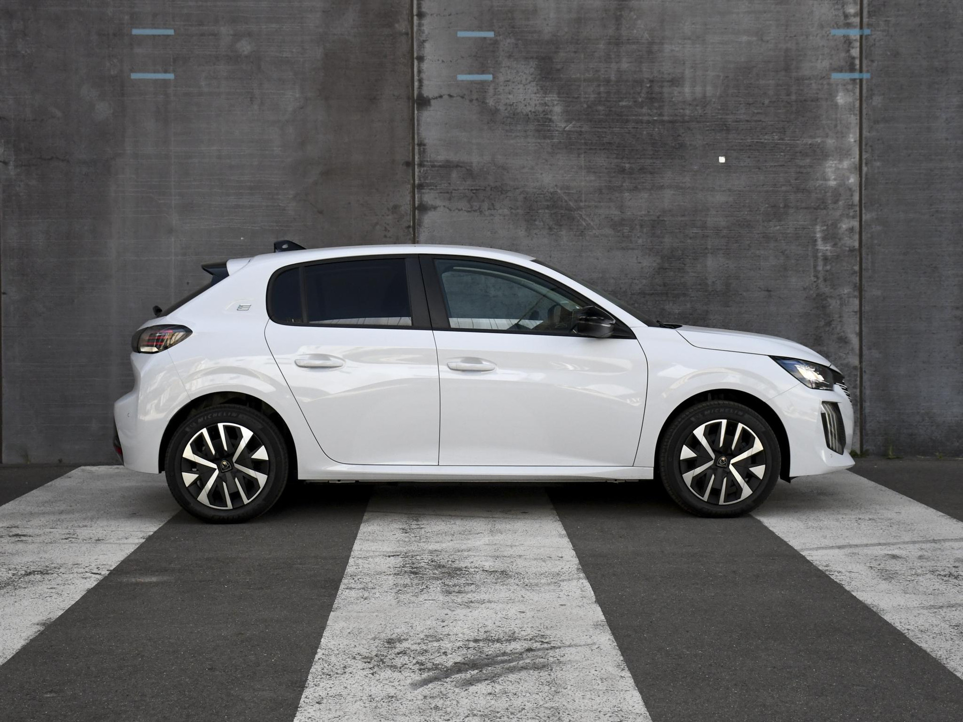 Peugeot e-208