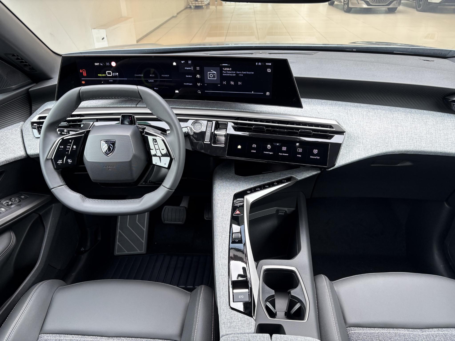 Peugeot e-5008