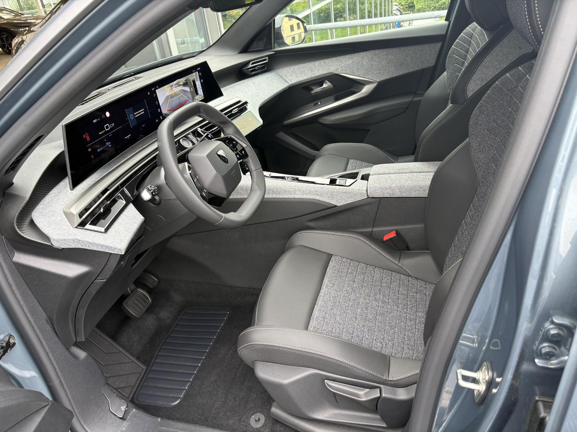 Peugeot e-5008